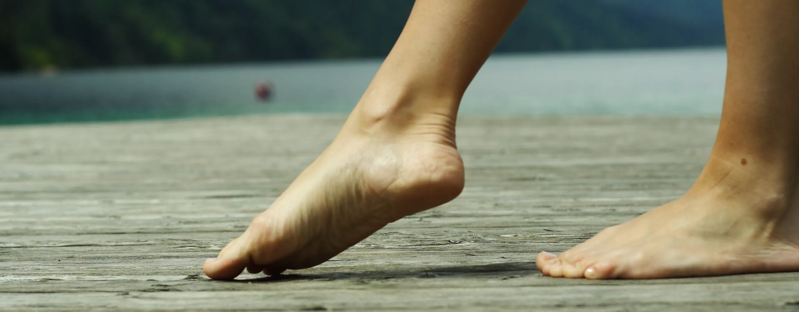 Barfuss auf dem Steg