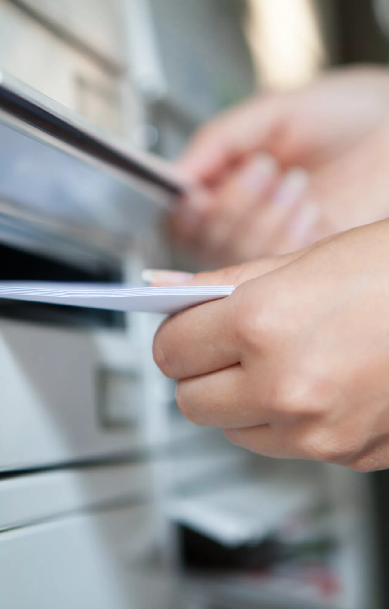 Brief wird in einen Briefkasten geworfen
