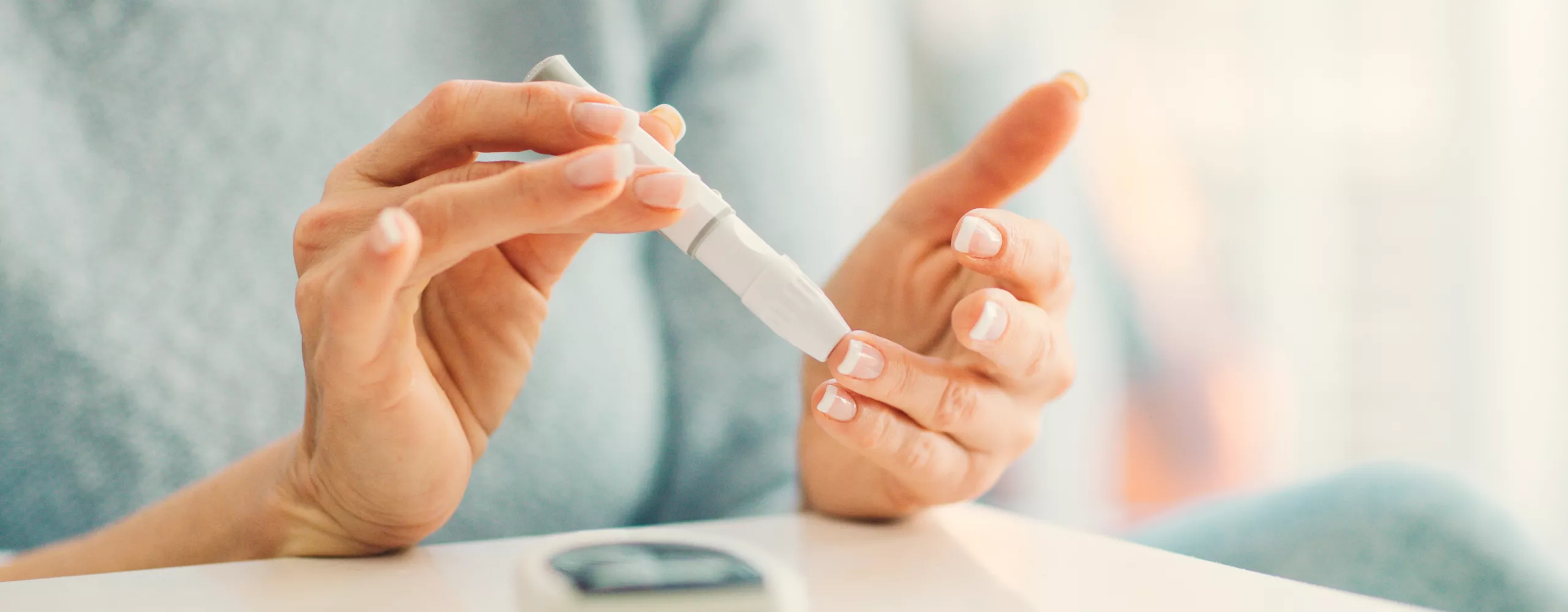 Ärztin klebt Pflaster auf den Finger einer Frau