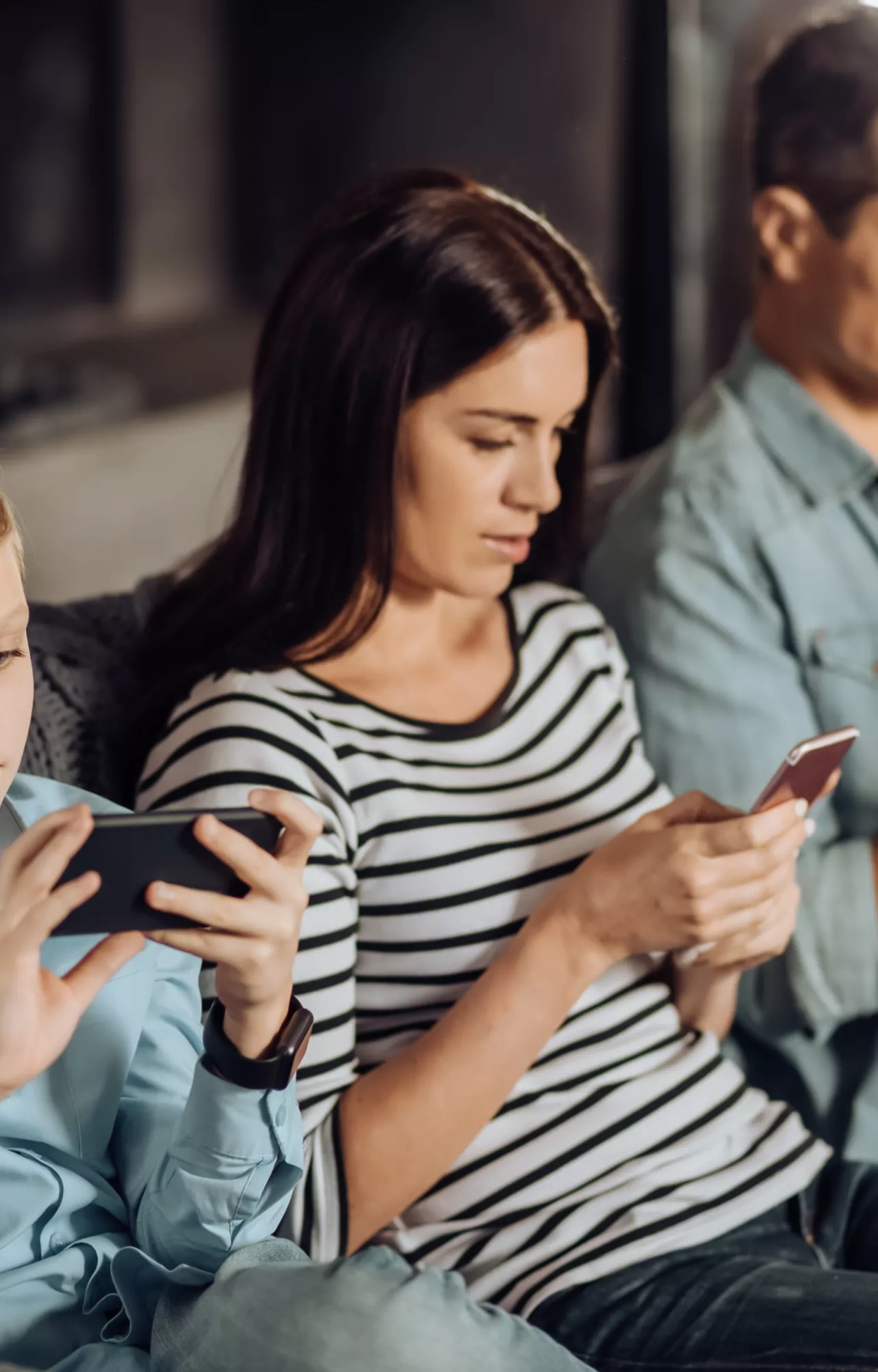 Familie am Handy