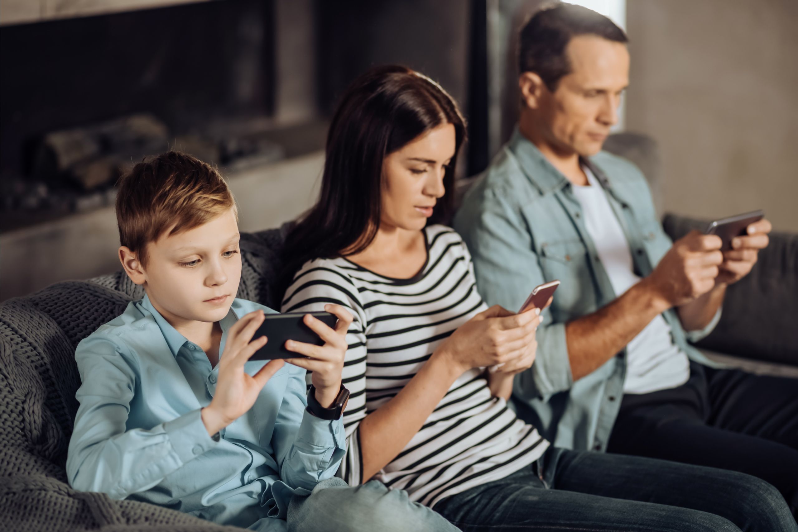 Familie am Handy
