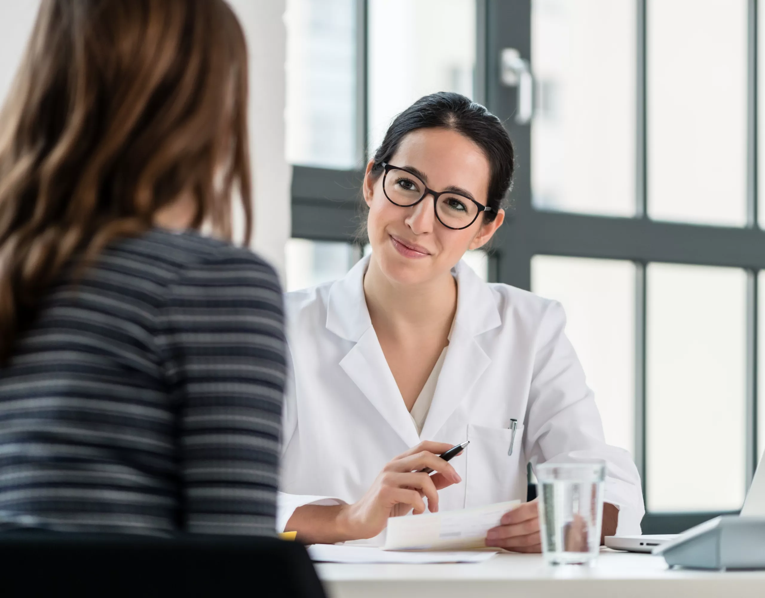 Ärztin berät Patientin