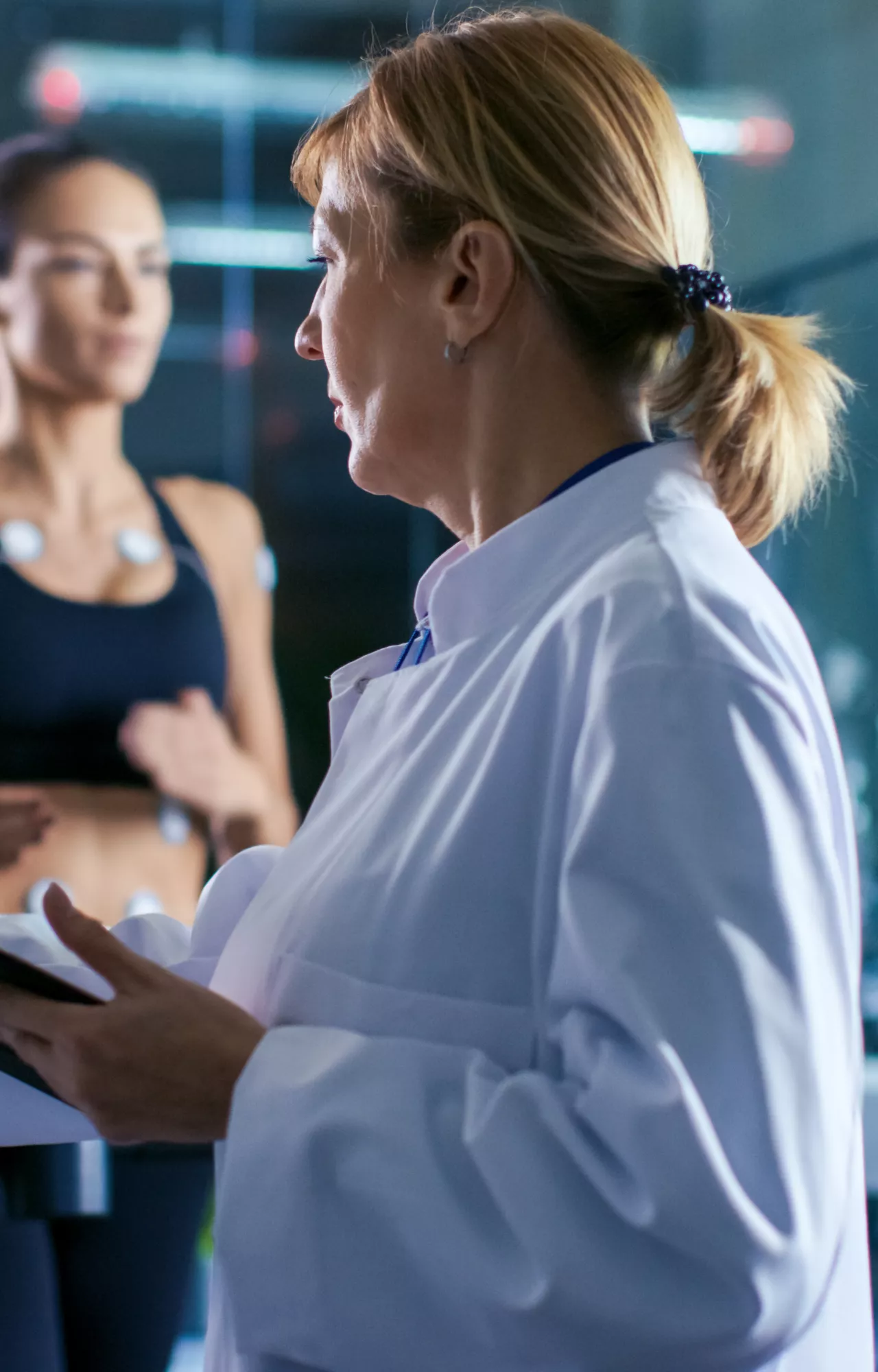 Ärztin beobachtet EKG einer Frau
