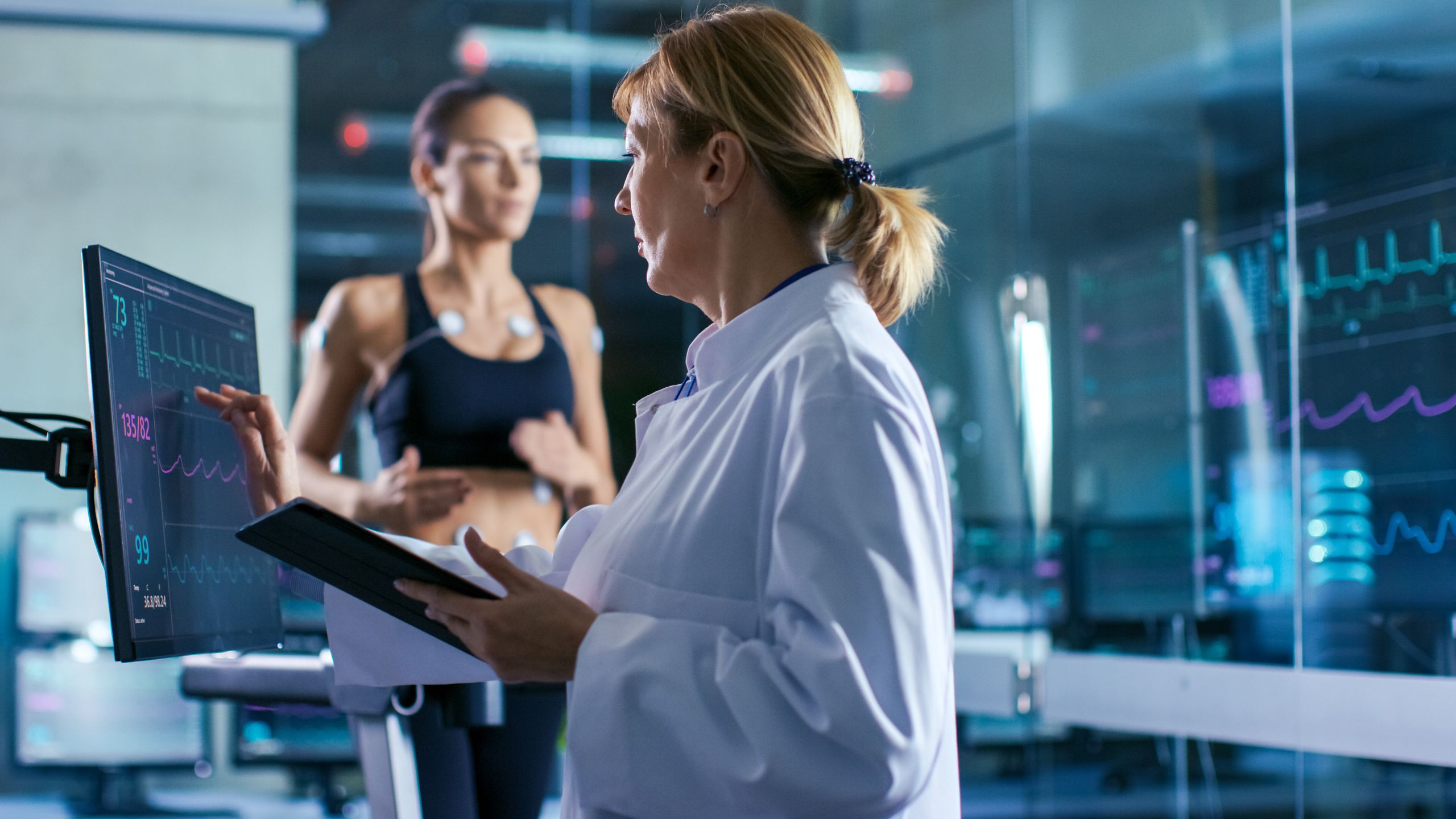 Ärztin beobachtet EKG einer Frau