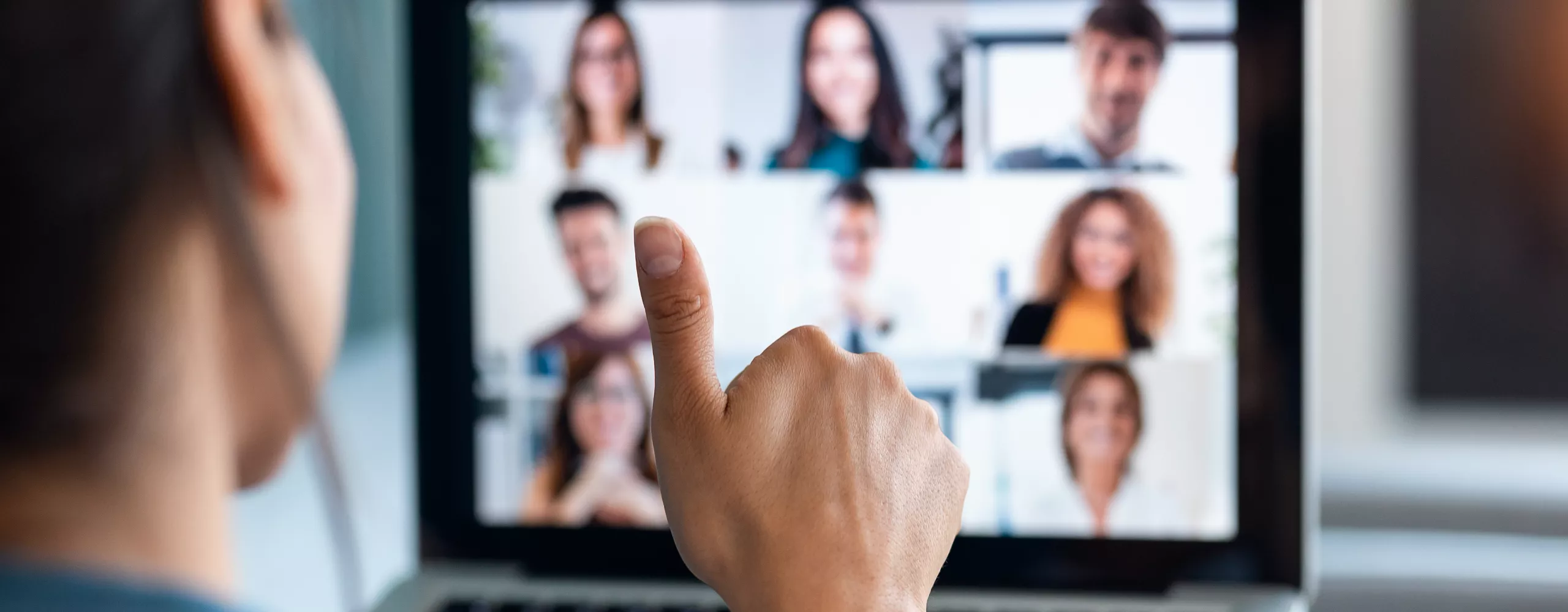 Frau im Online-Meeting