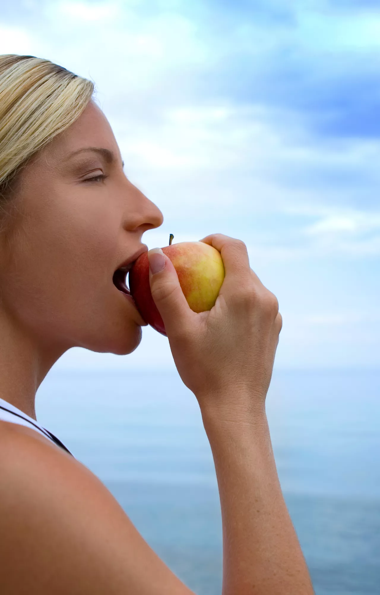 Frau beißt in einen Apfel