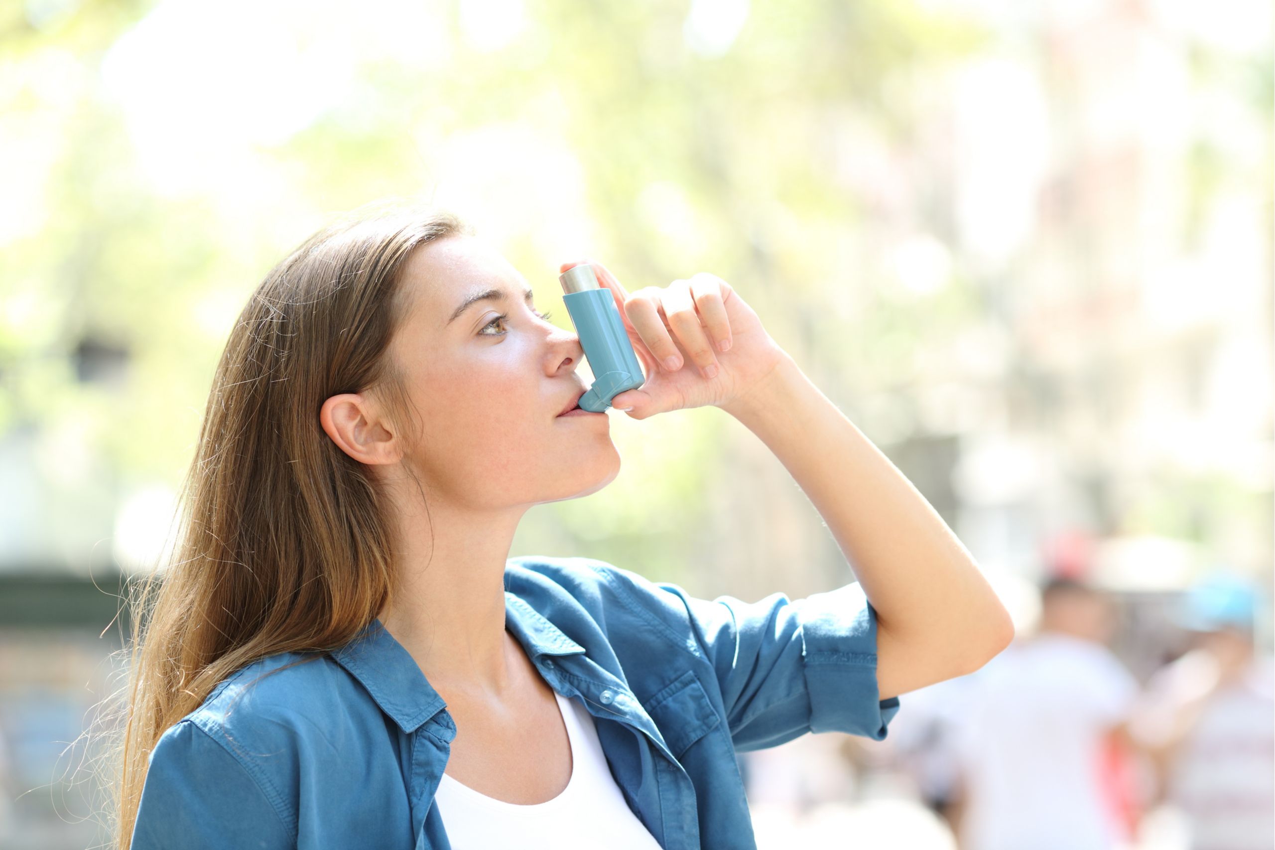 Frau mit Asthma-Spray