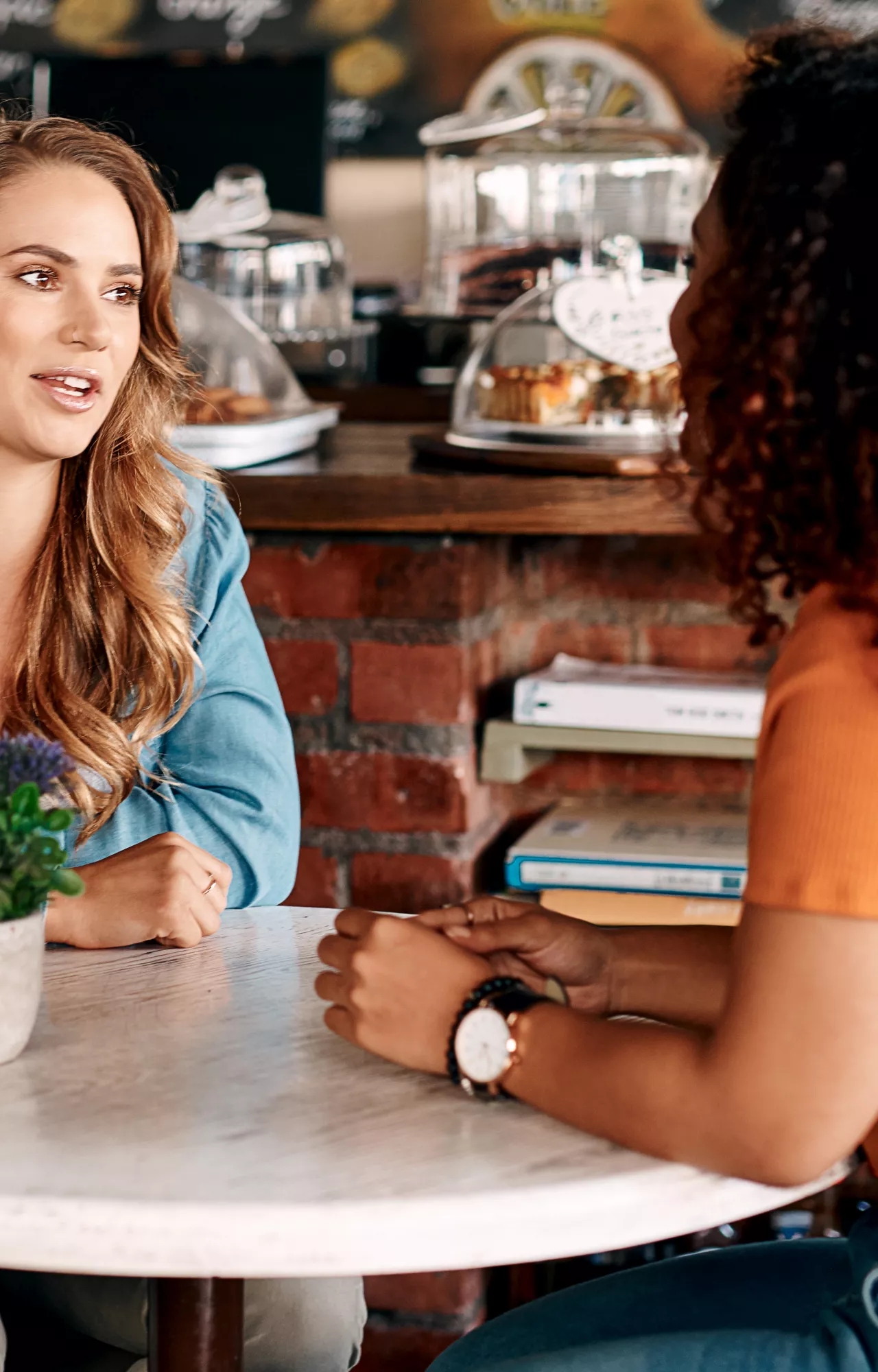 Zwei Frauen in einem Café