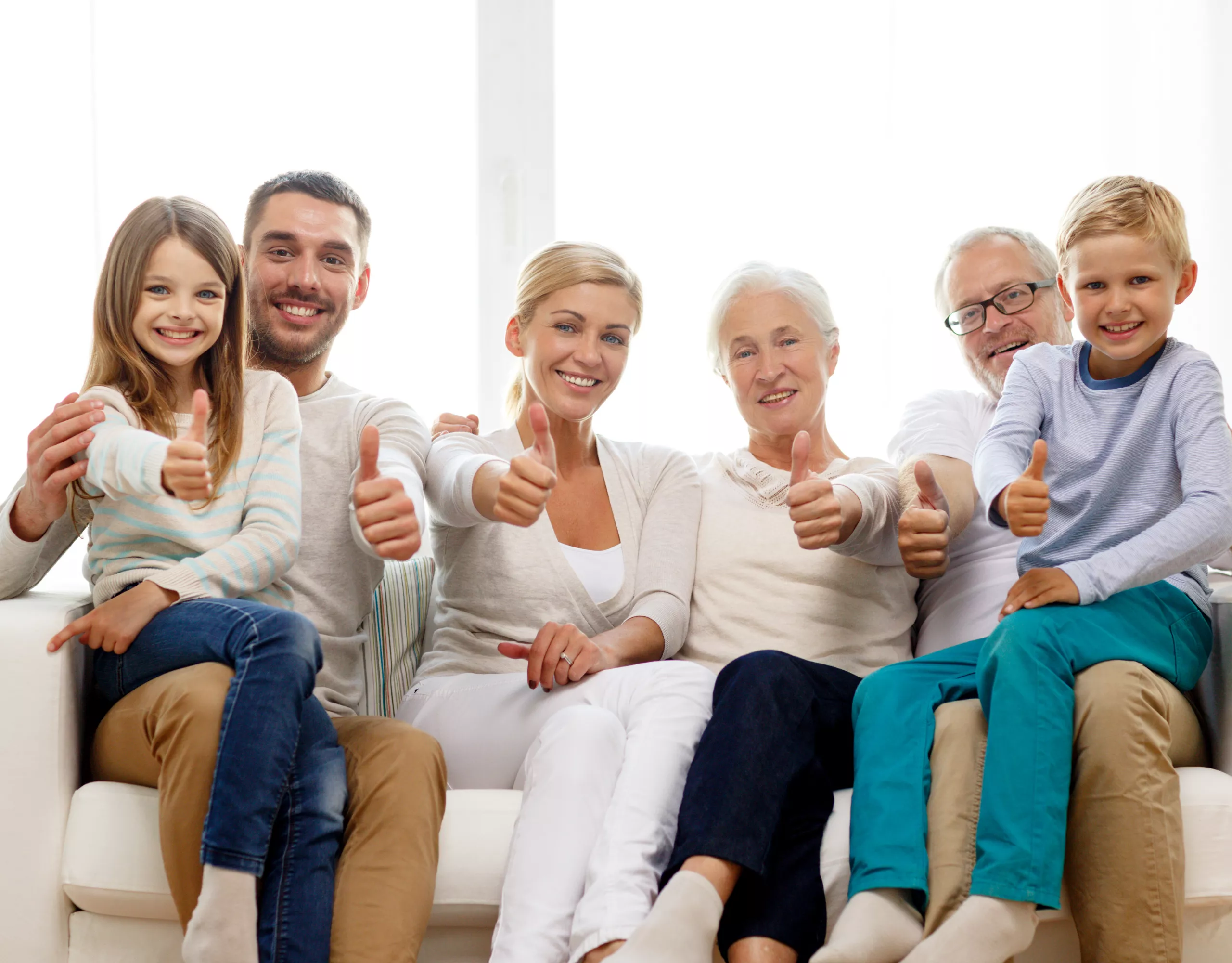 Großfamilie zeigt Daumen hoch
