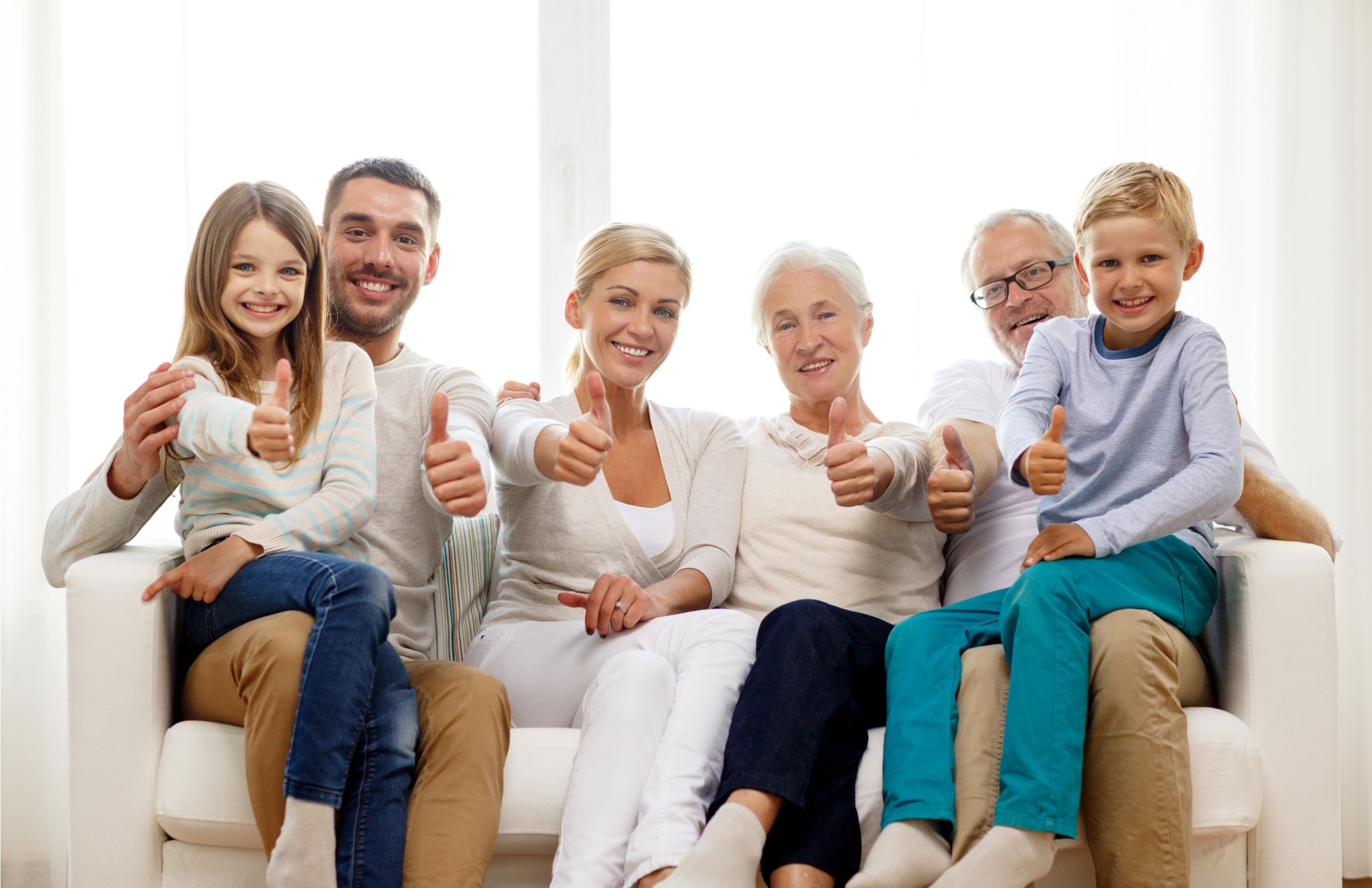 Großfamilie sitzt auf der Couch