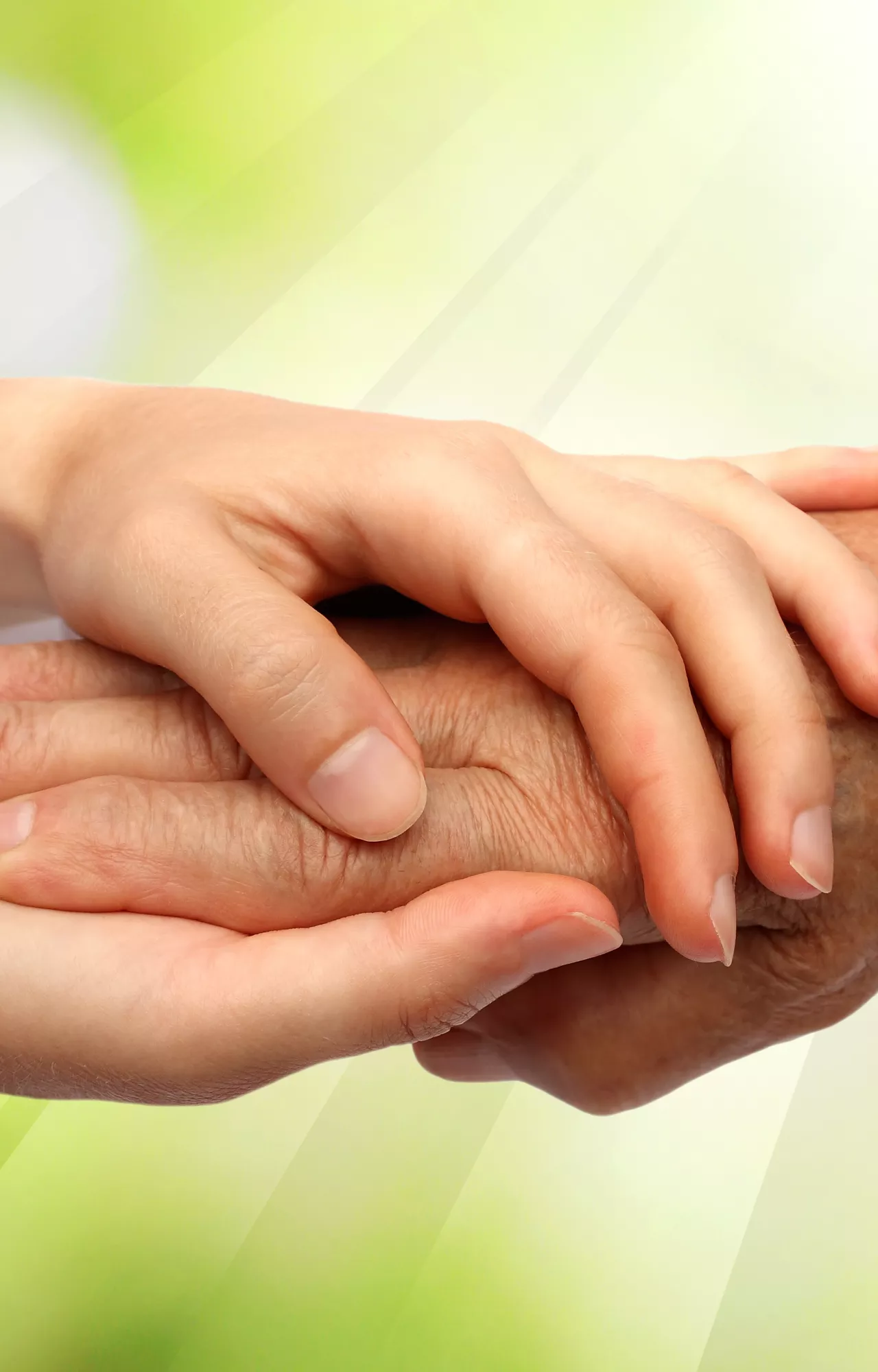 Jüngere Hand umfasst eine ältere Hand