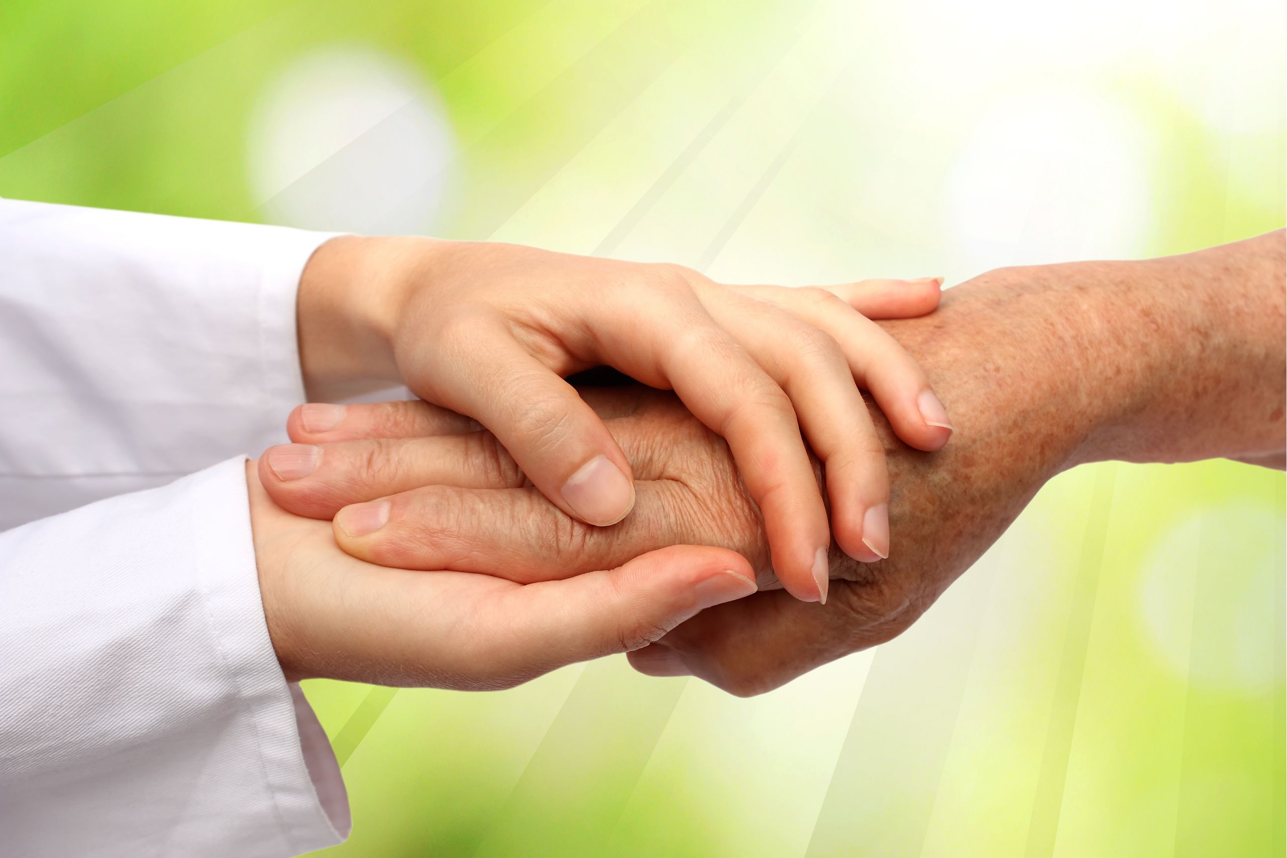 Jüngere Hand umfasst eine ältere Hand