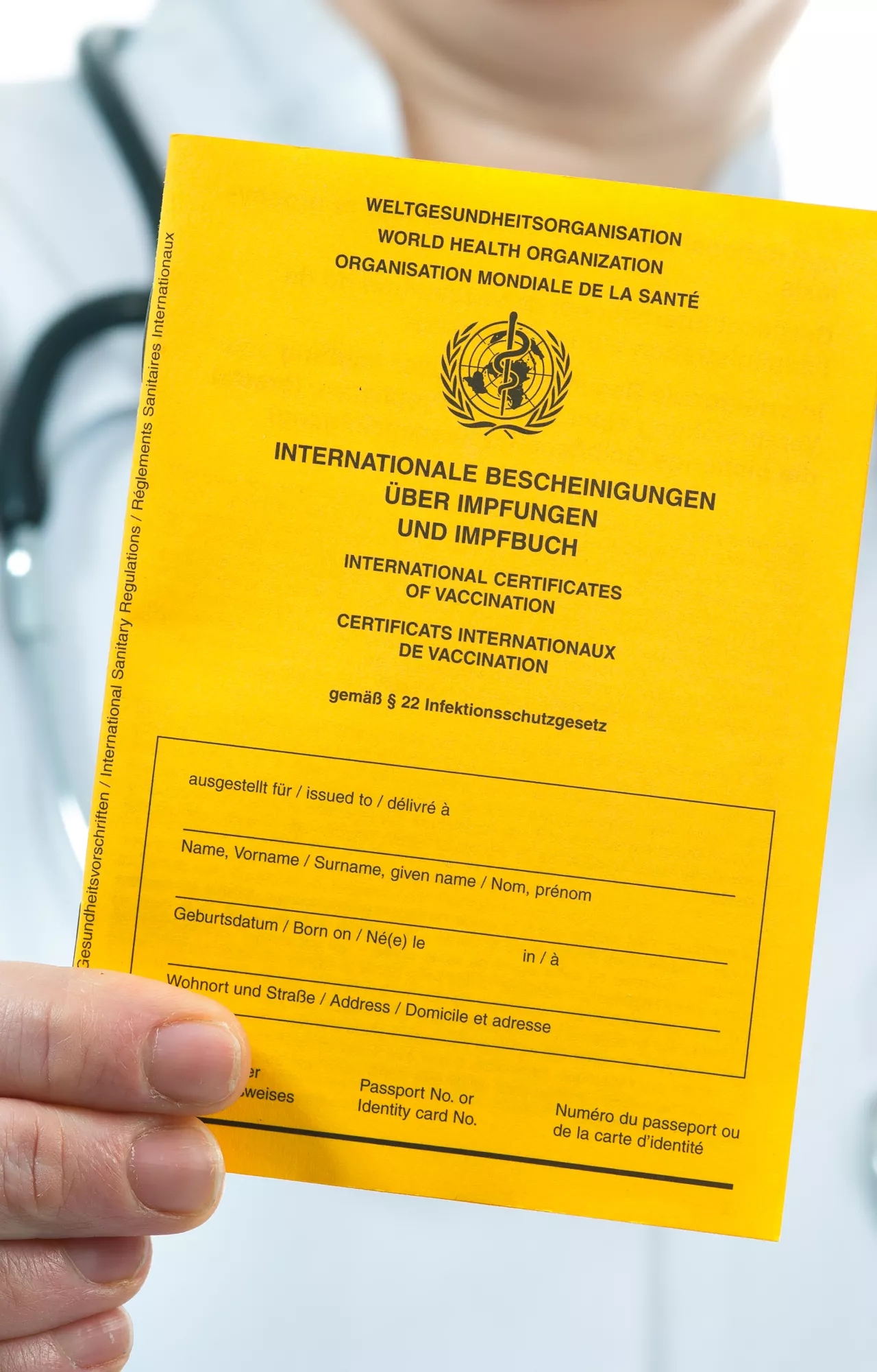 Mann hält Impfpass in die Kamera