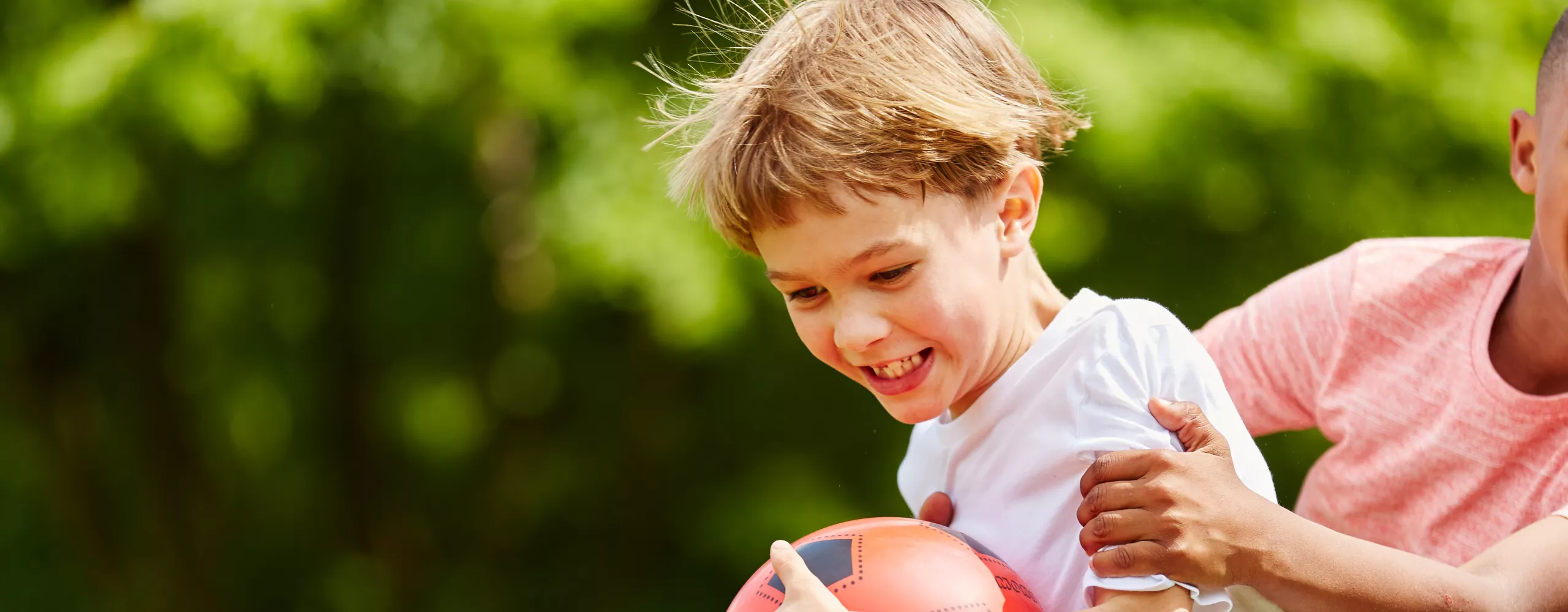 Zwei Jungs beim Ball spielen