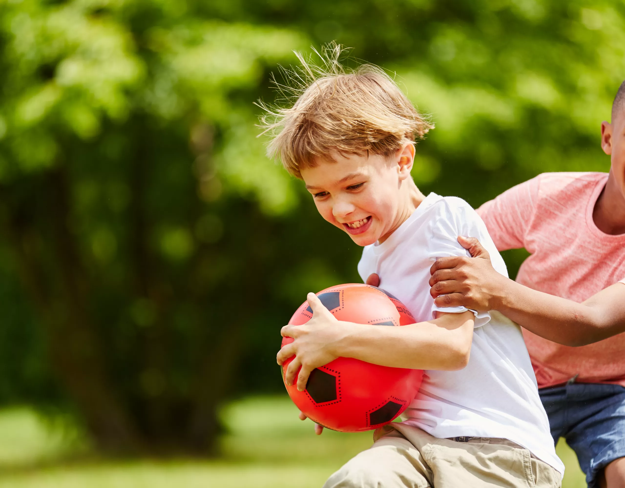 Kinder spielen Fußball