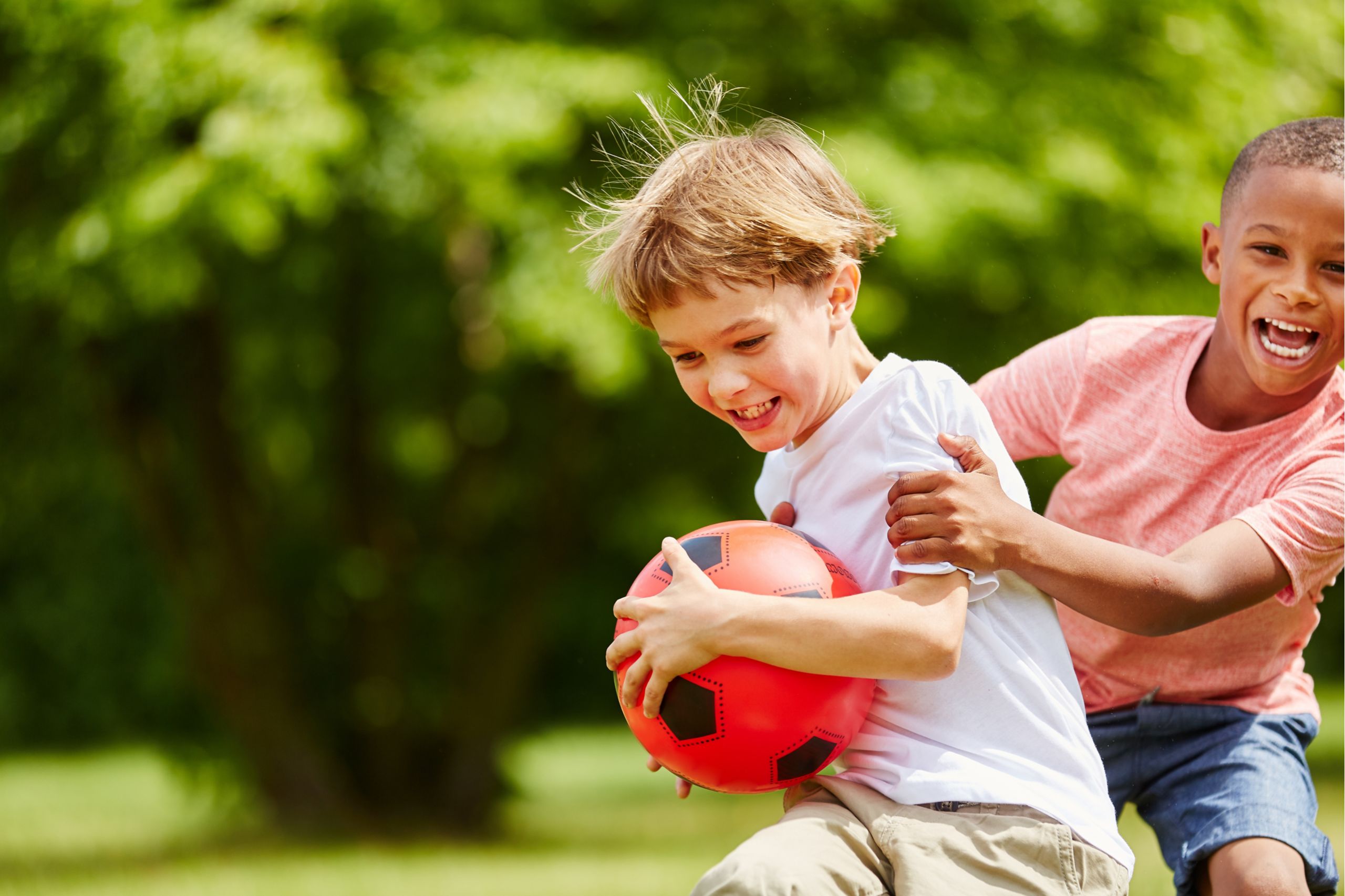 Kinder spielen Fußball