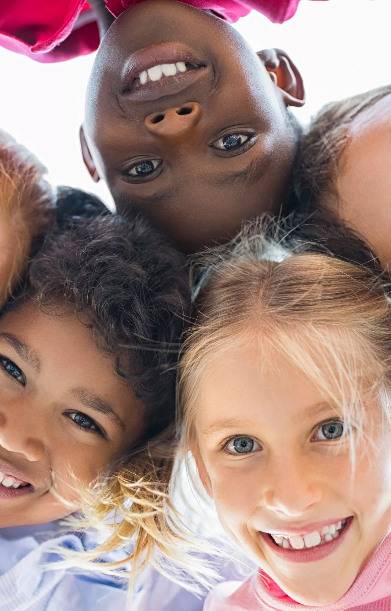 Kind sitzt vor dem Laptop