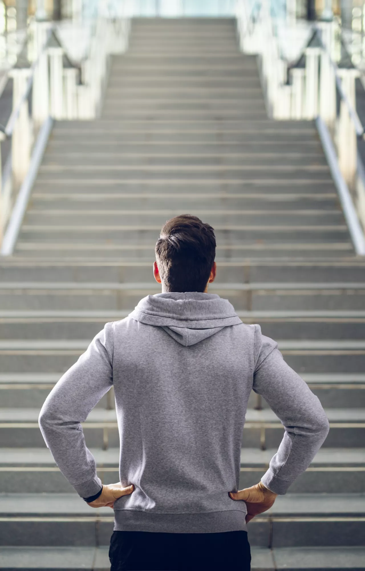 Mann steht vor einer Treppe