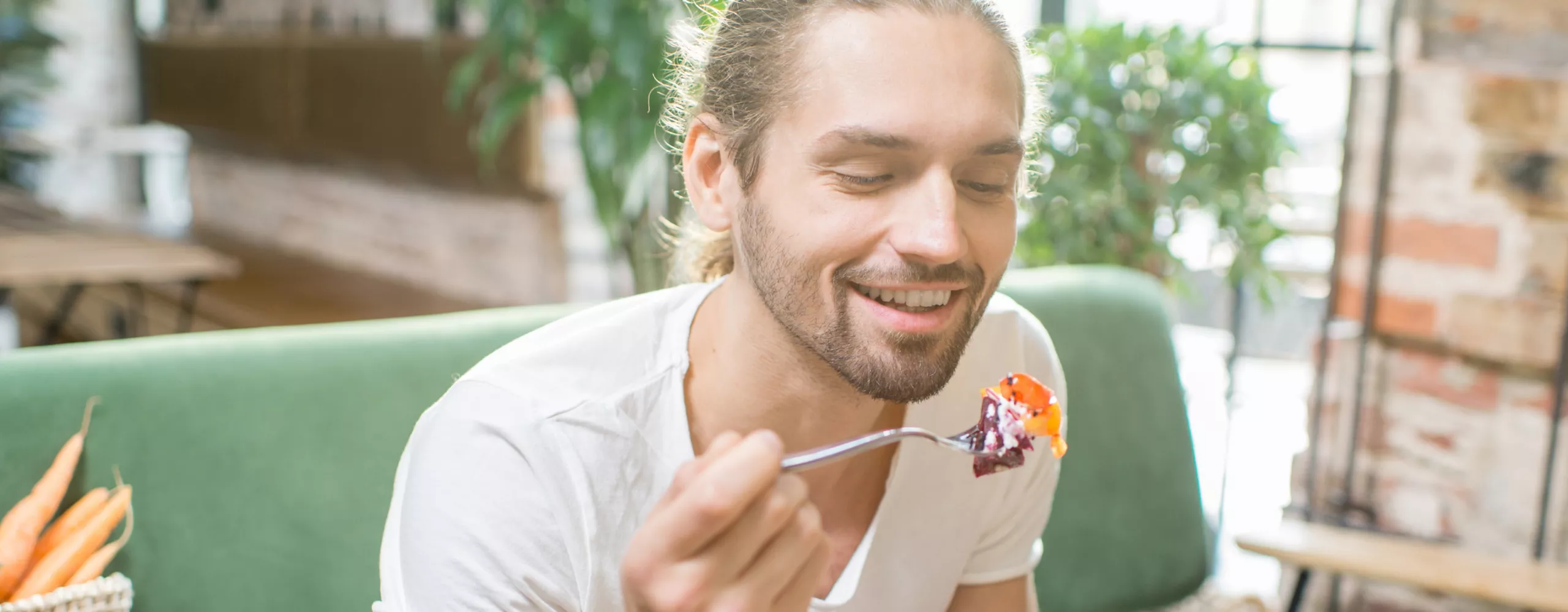 Mann mit Essen auf dem Sofa