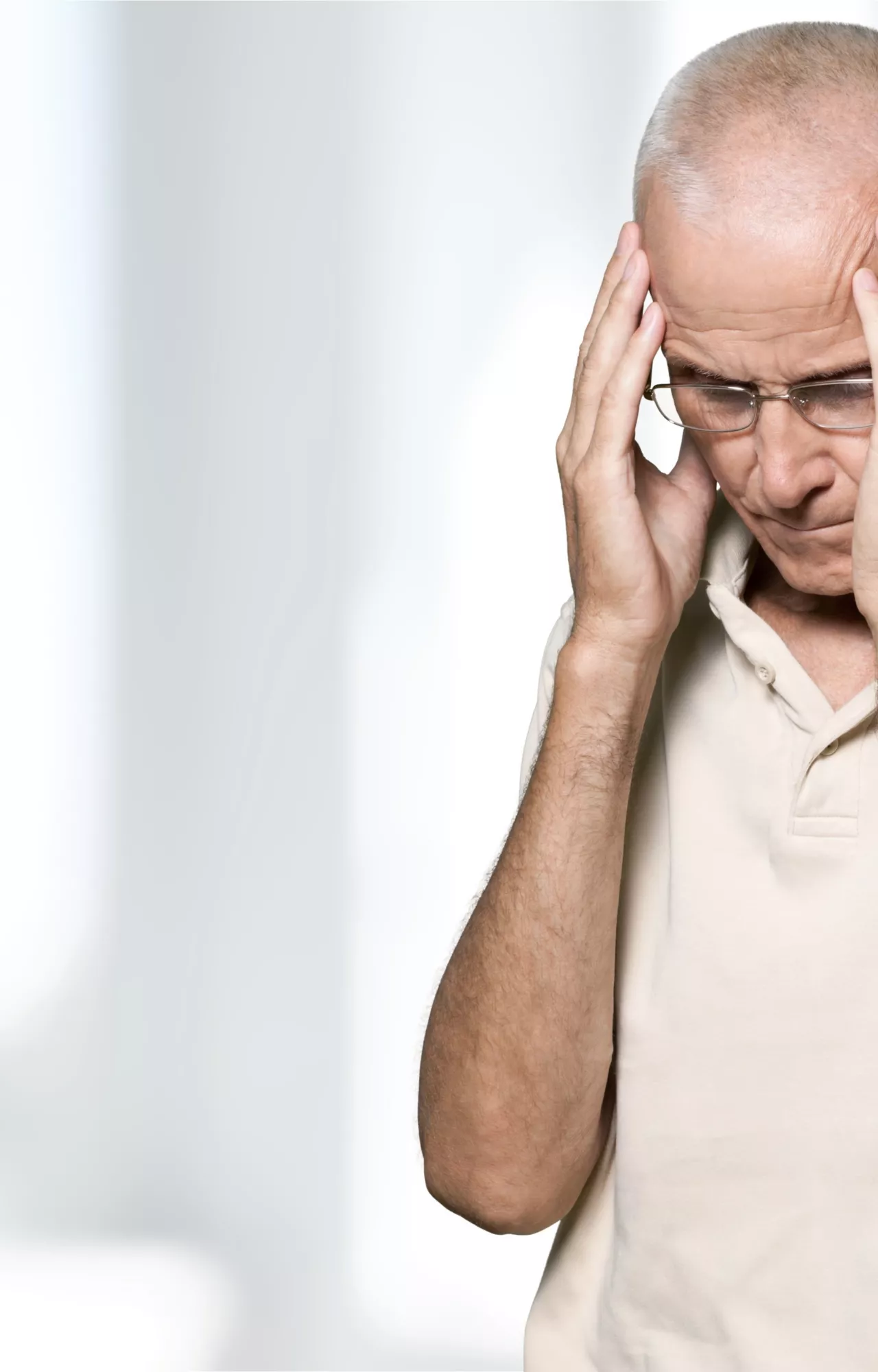 Mann hat Kopfschmerzen