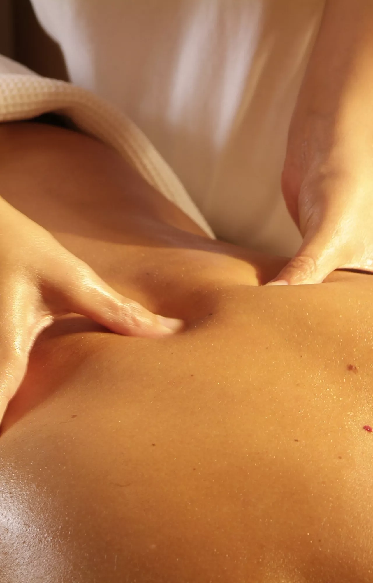 Frau bekommt eine Massage
