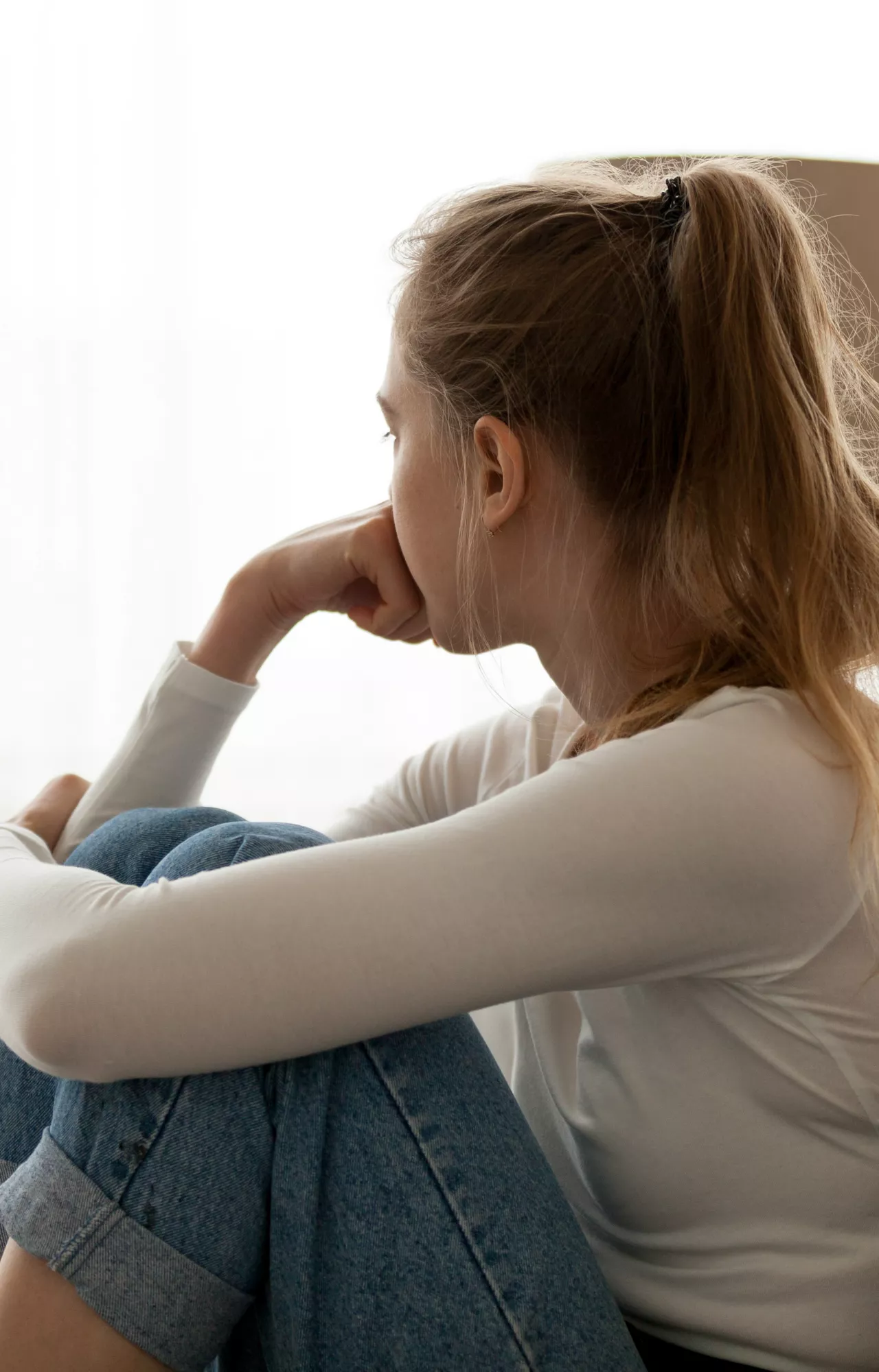 Frau ist nachdenklich