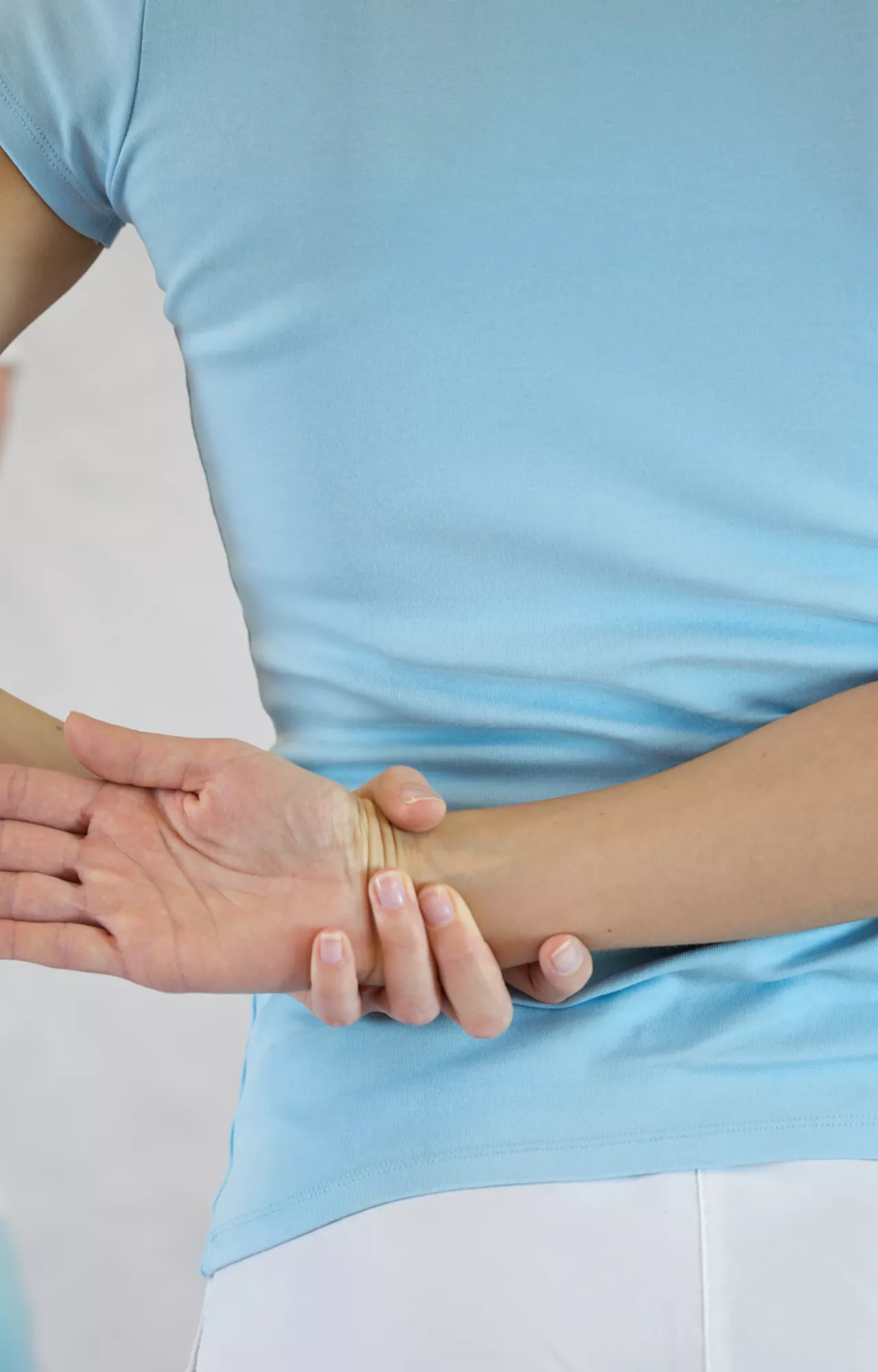 Frau dehnt ihren Arm hinter dem Rücken