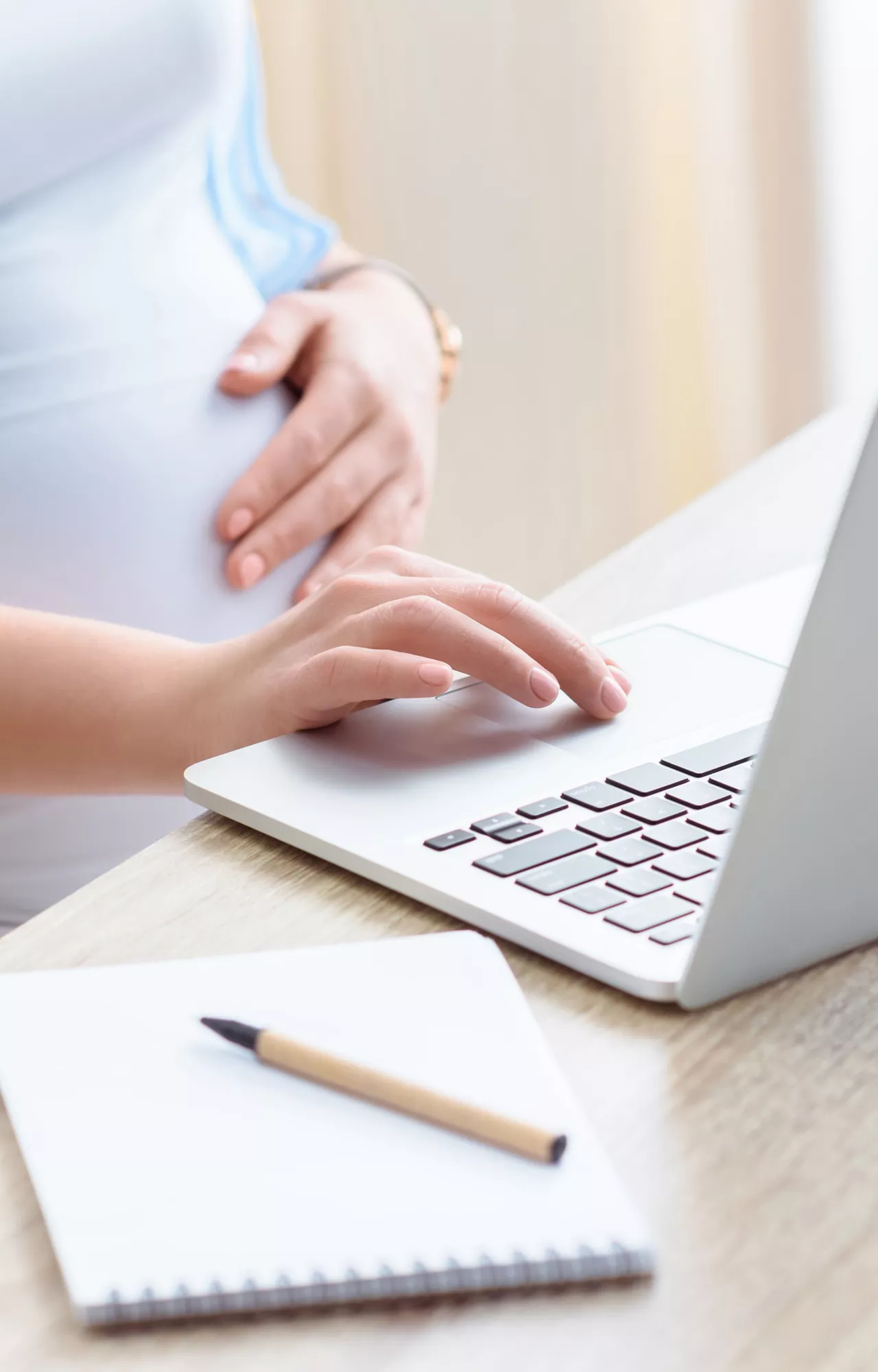 Schwangere Frau am Laptop