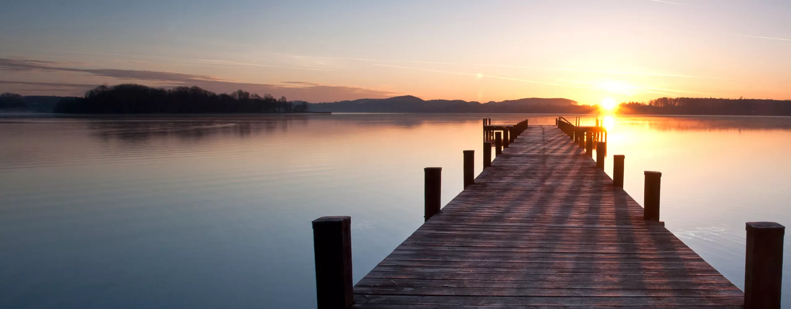 Steg im Sonnenuntergang