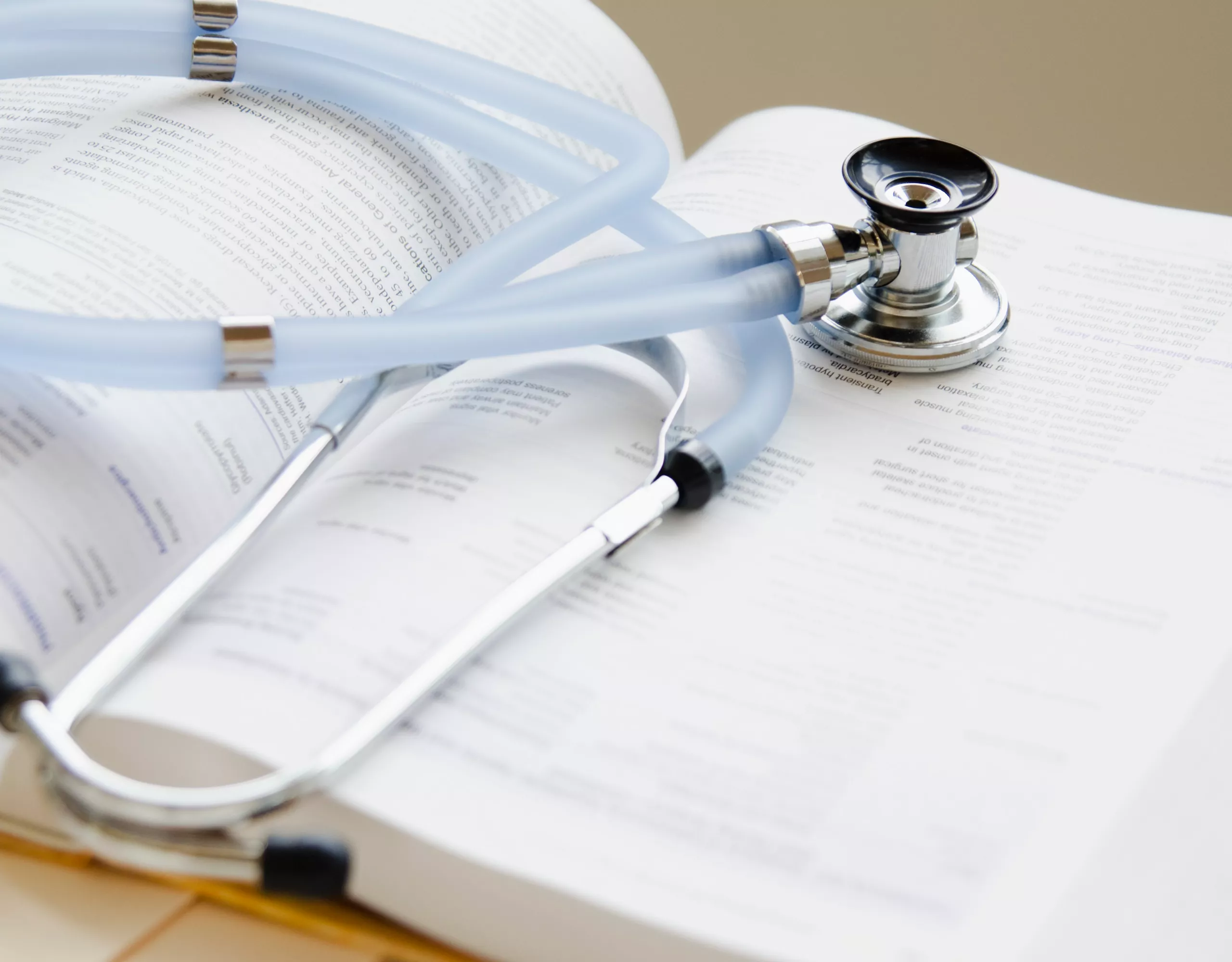 Stethoskop mit Buch