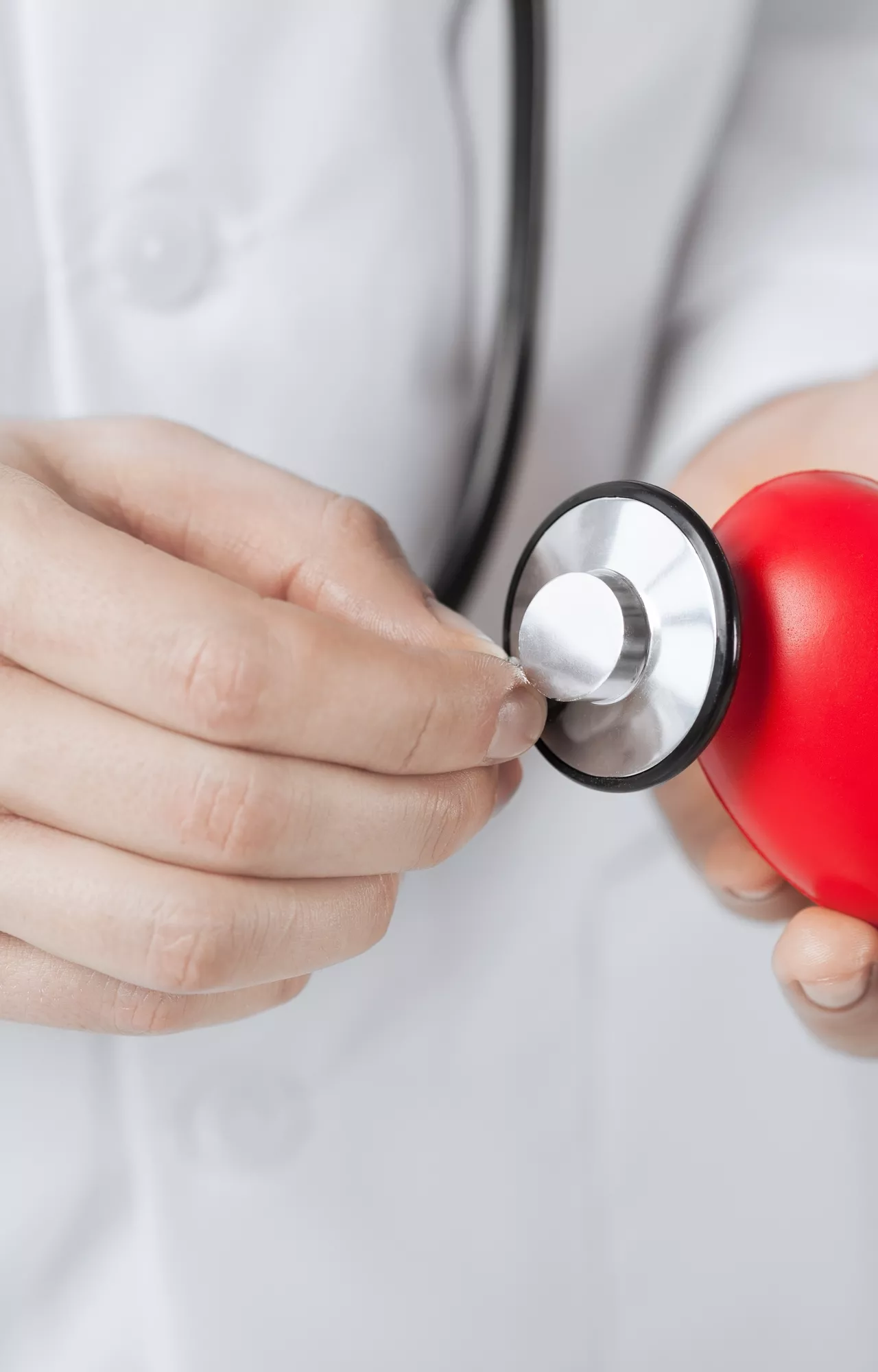 Arzt hält rotes BKK-Herz in die Luft