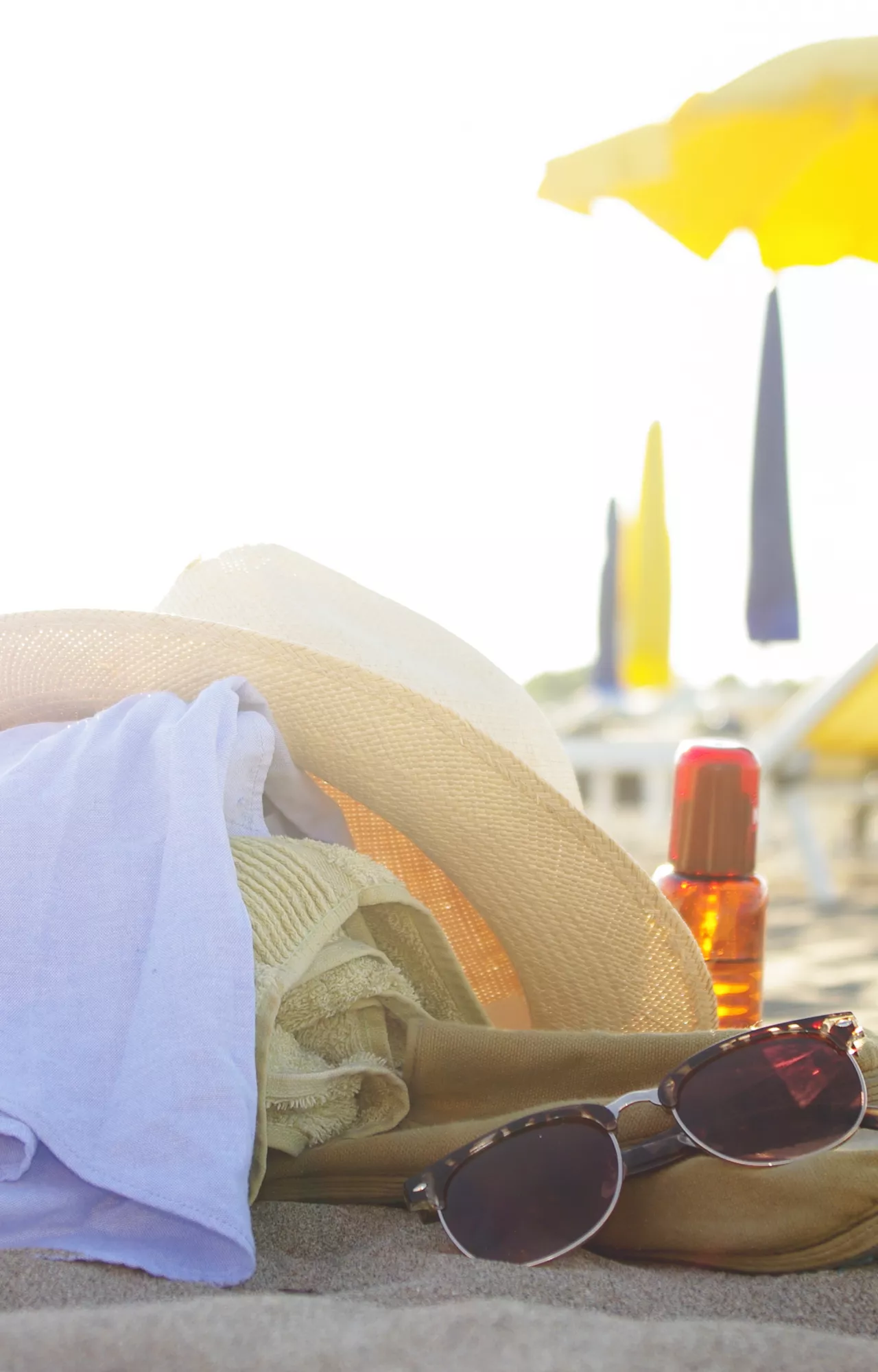 Strandtasche liegt im Sand