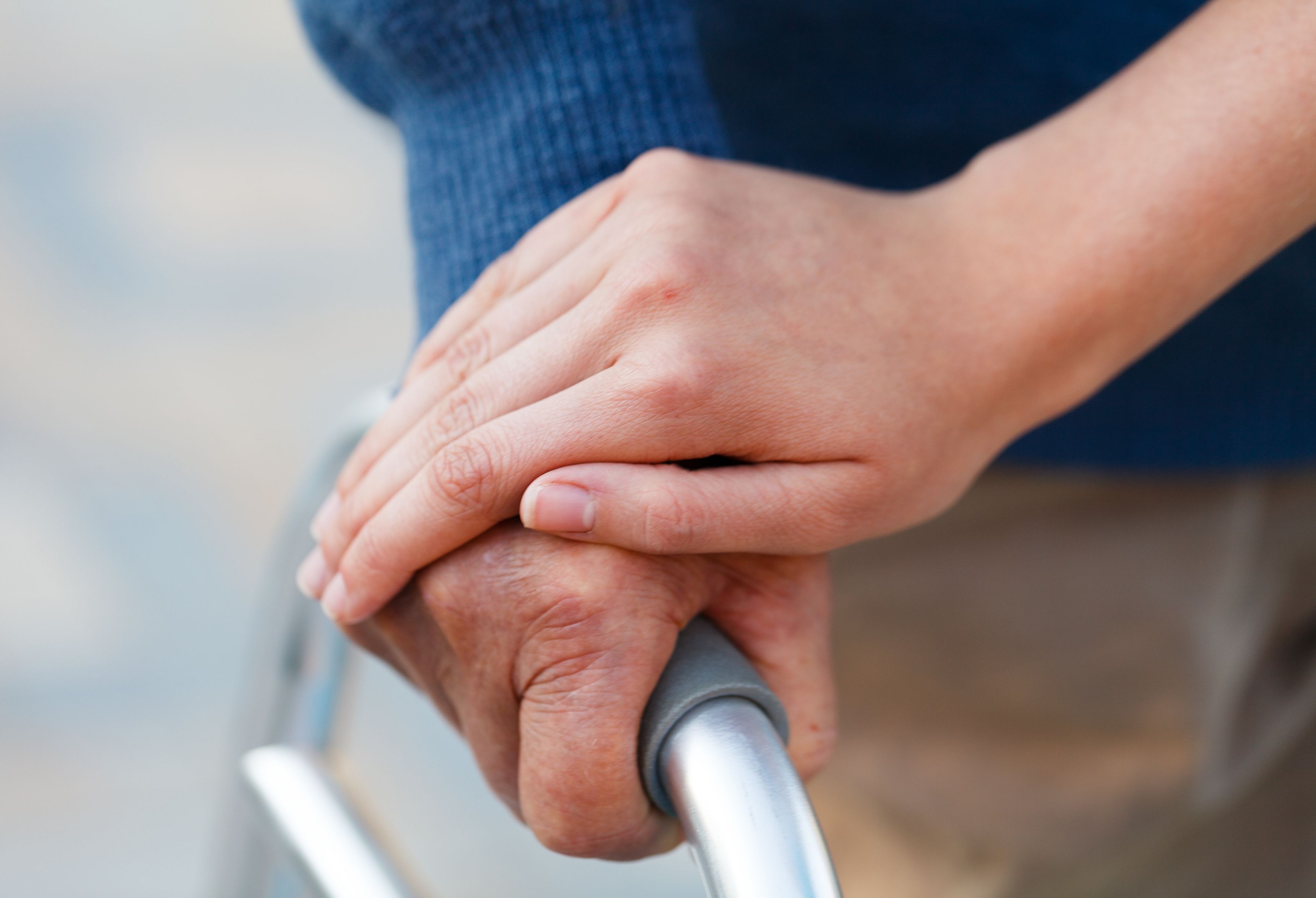Hand liegt auf anderer Hand