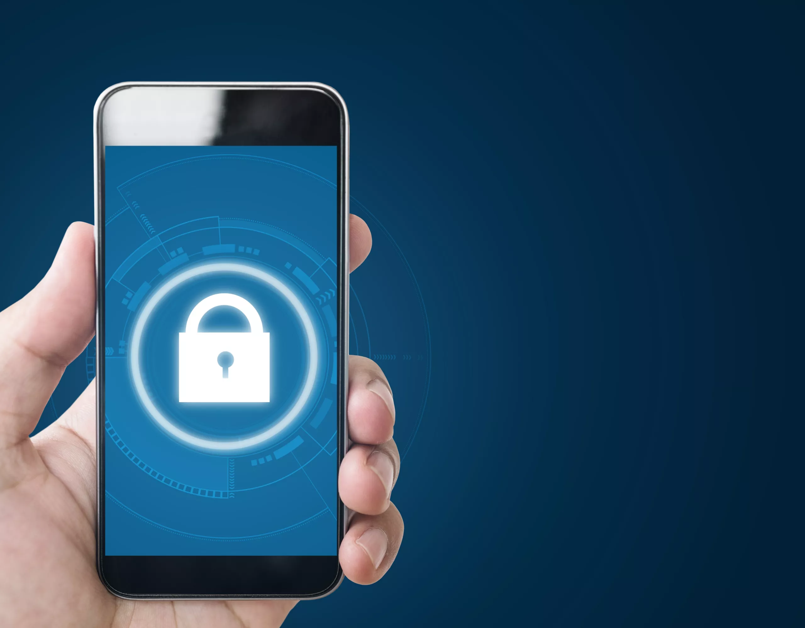 Schreibtisch mit Unterlagen und Laptop