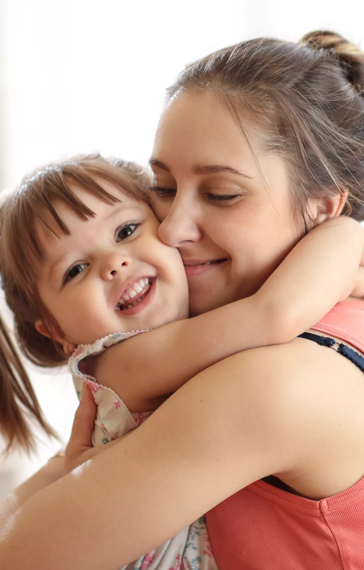 Mutter mit Kind im Arm