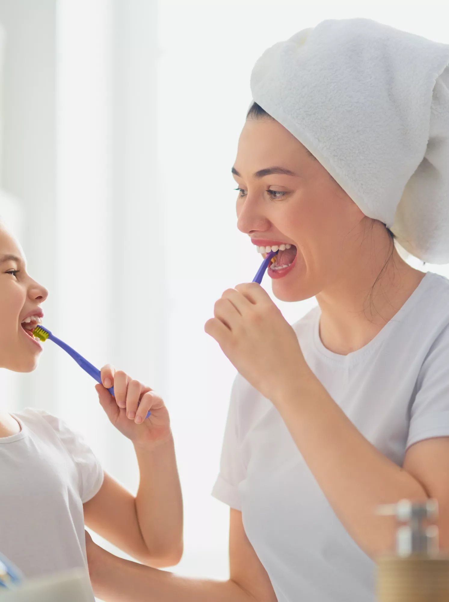 Frau schneidet Gemüse in der Küche