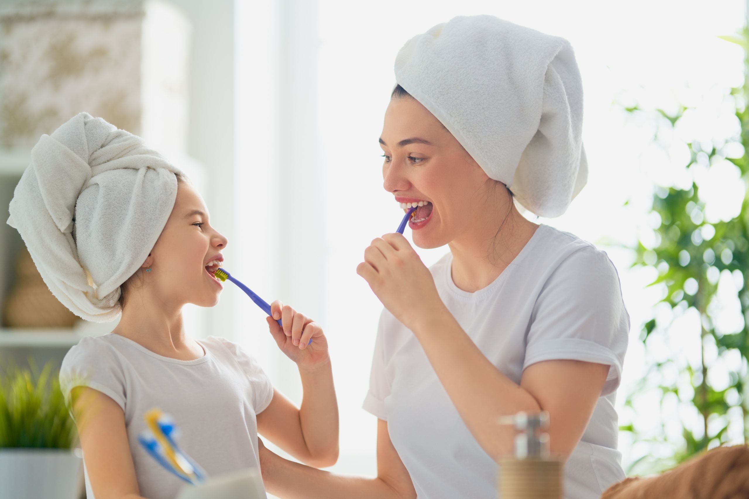 Mutter und Tochter putzen Zähne