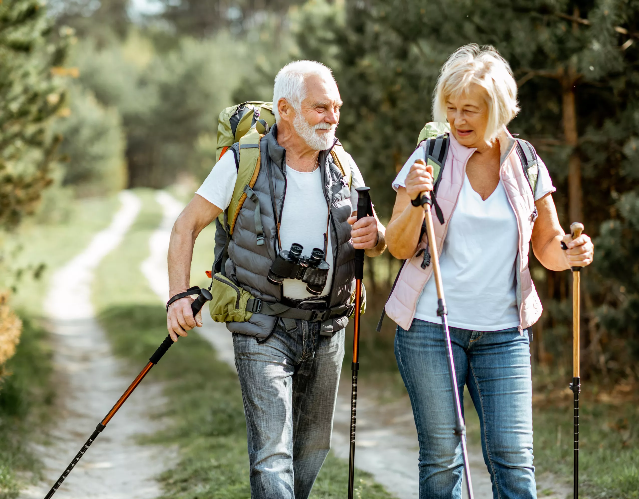 Älteres Paar beim Wandern
