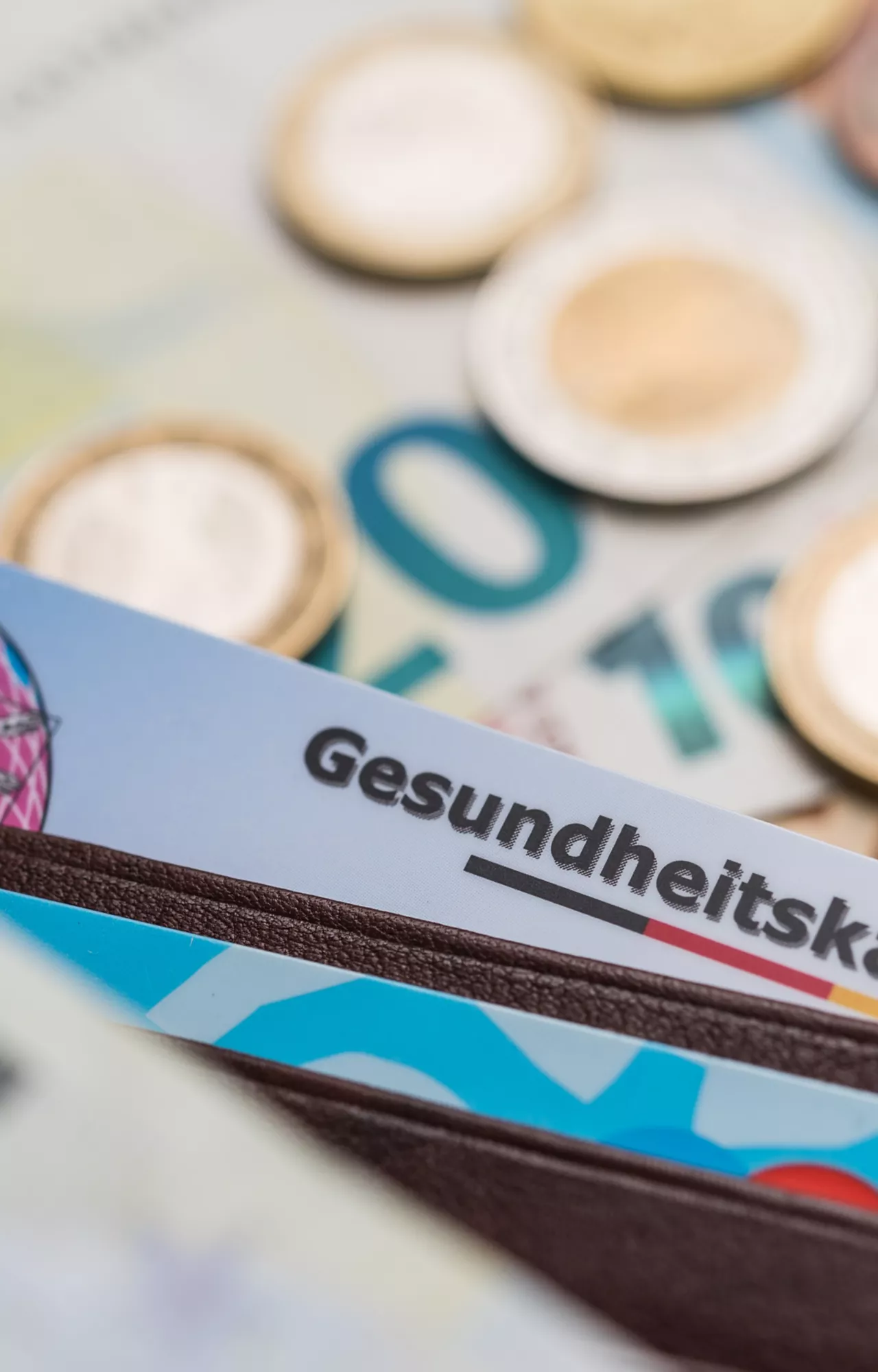Bargeld neben der Gesundheitskarte