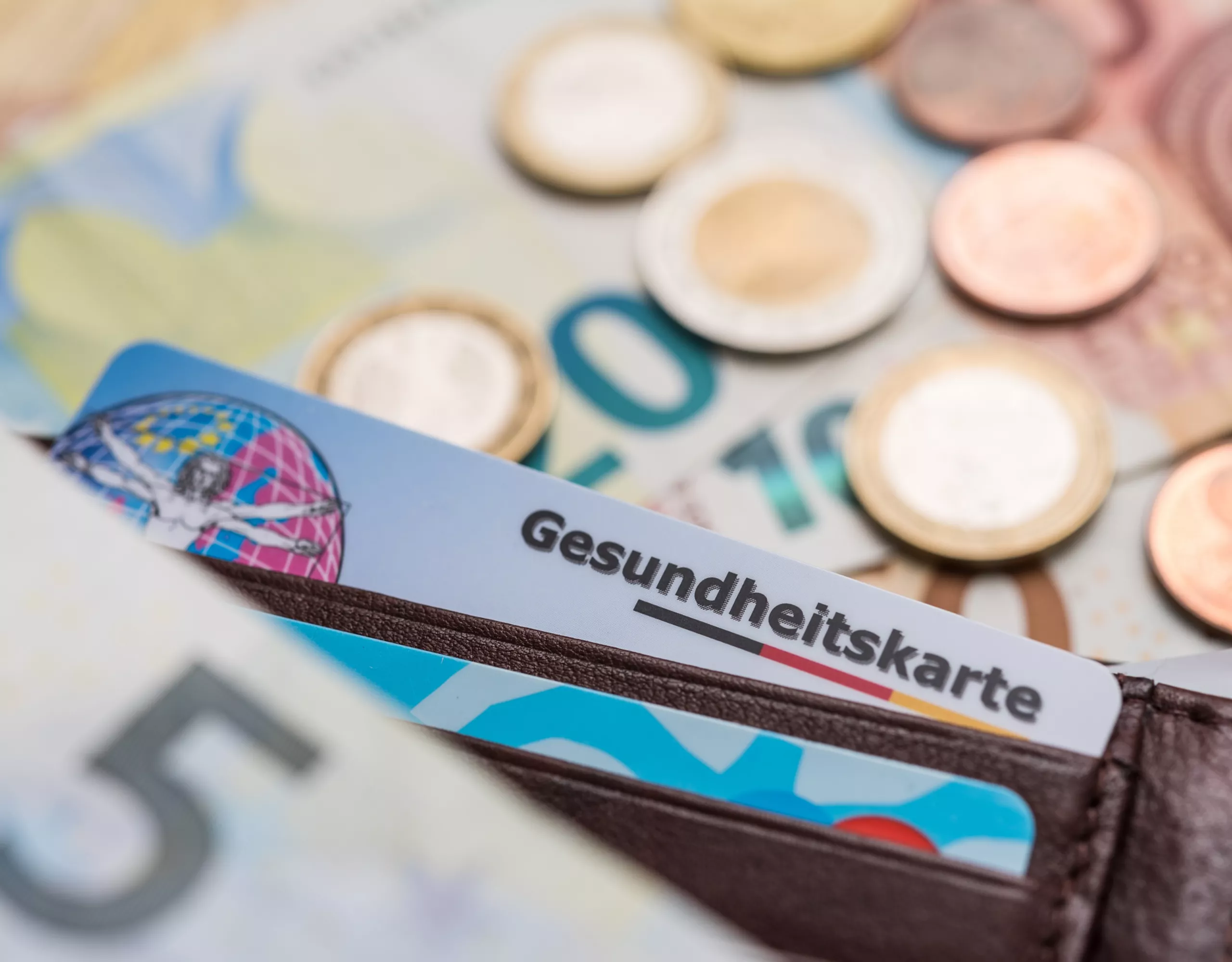 Zwei Personen wandern in den Bergen