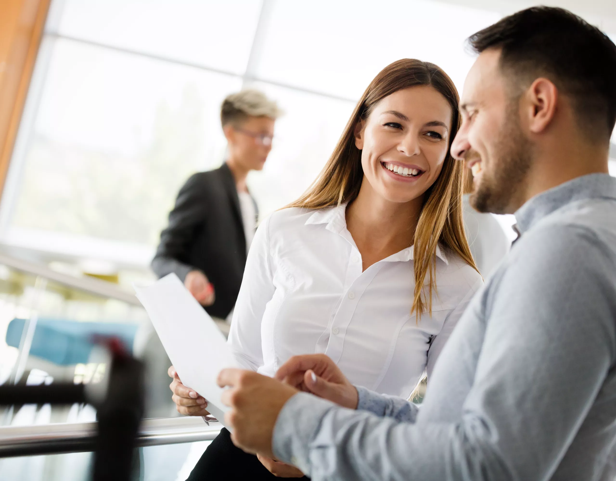 Kollegen lachen gemeinsam 