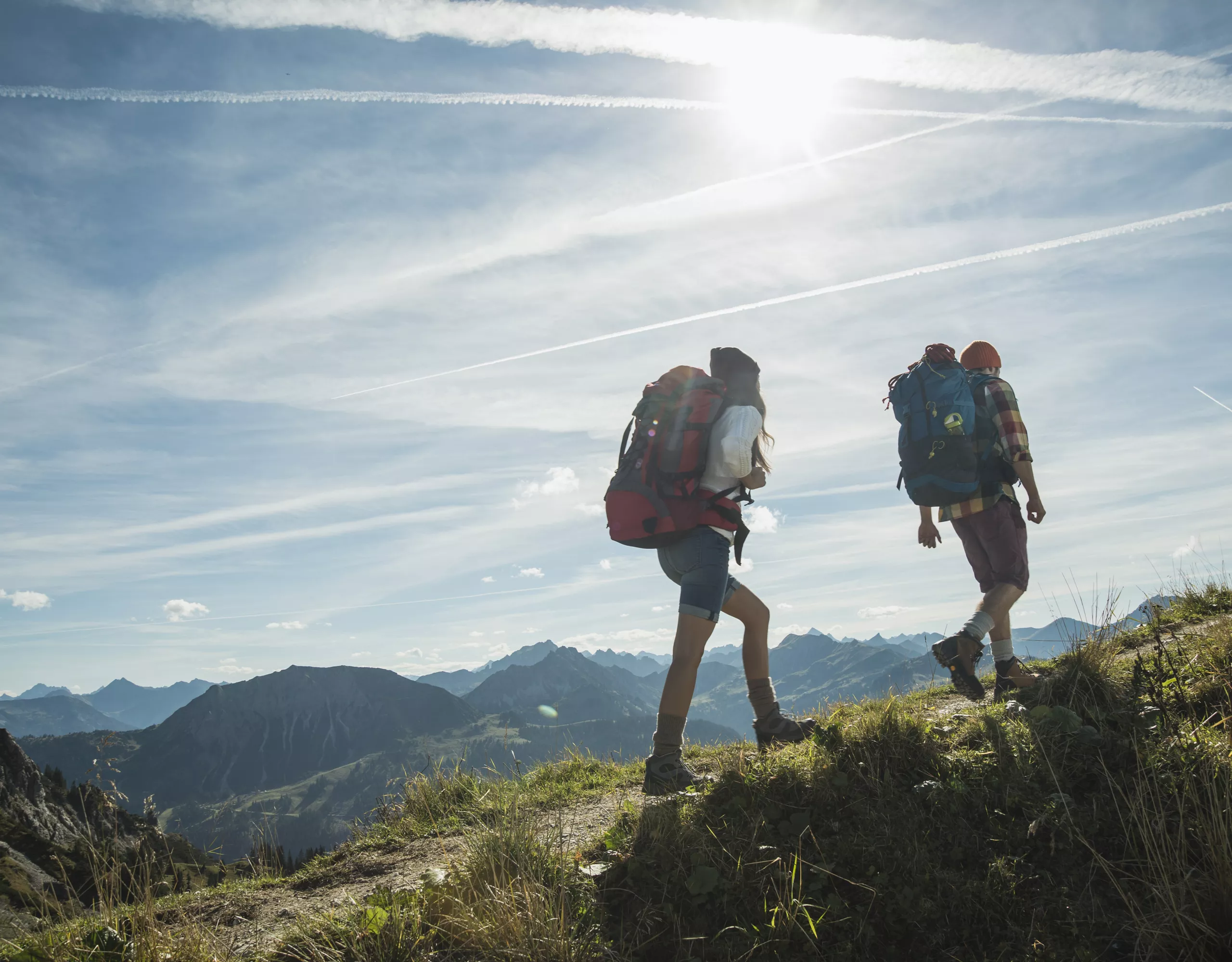 Zwei Personen wandern in den Bergen