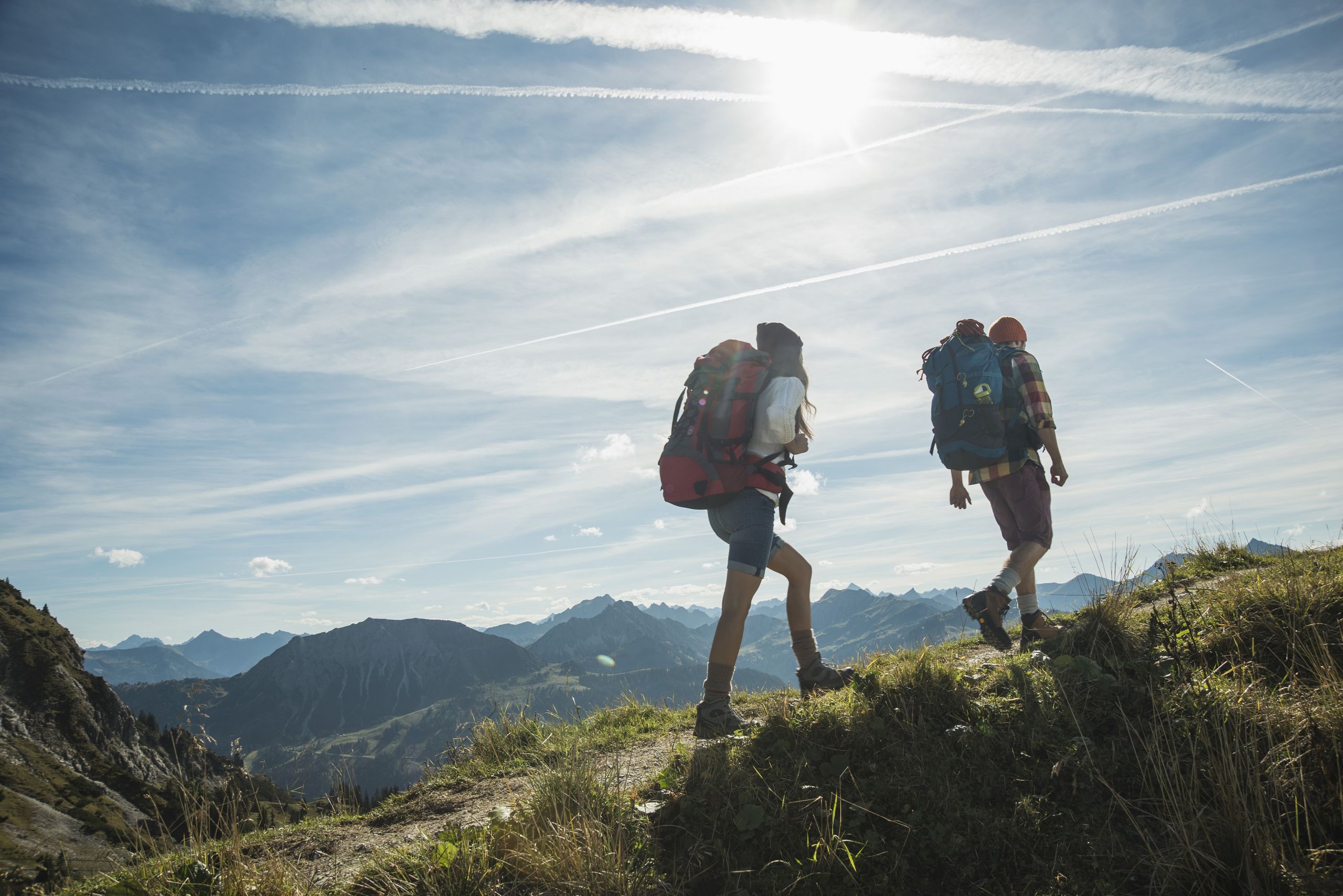 Zwei Personen wandern in den Bergen
