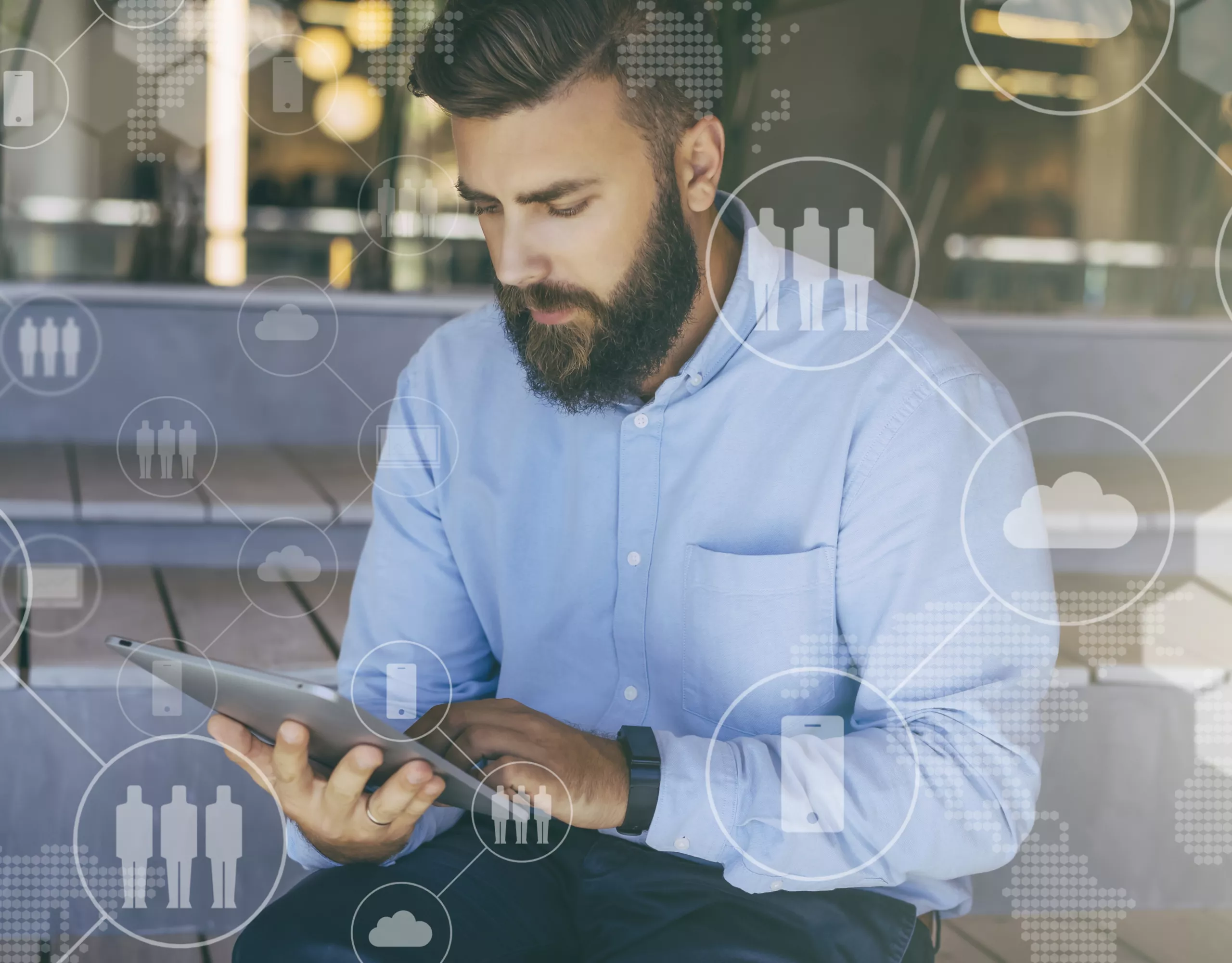 Mann mit Tablet in der Hand