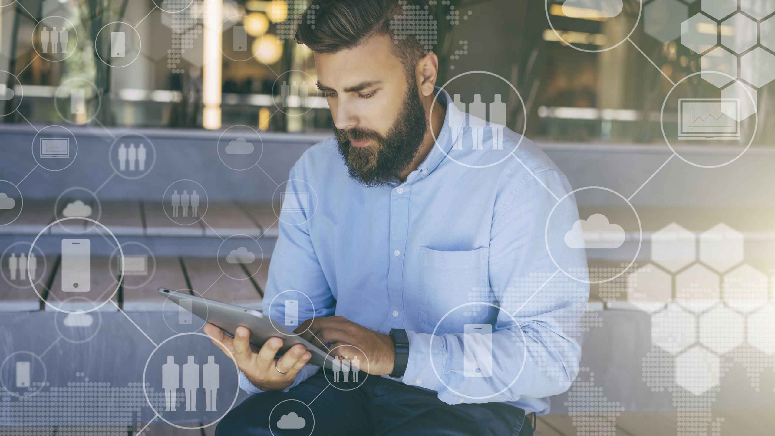 Mann mit Tablet in der Hand