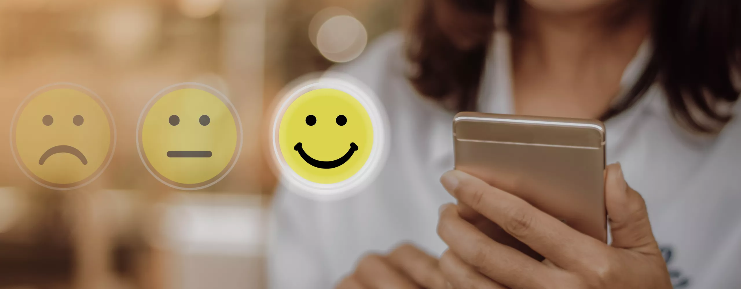 Mehrere Smileys neben einer Frau mit Handy