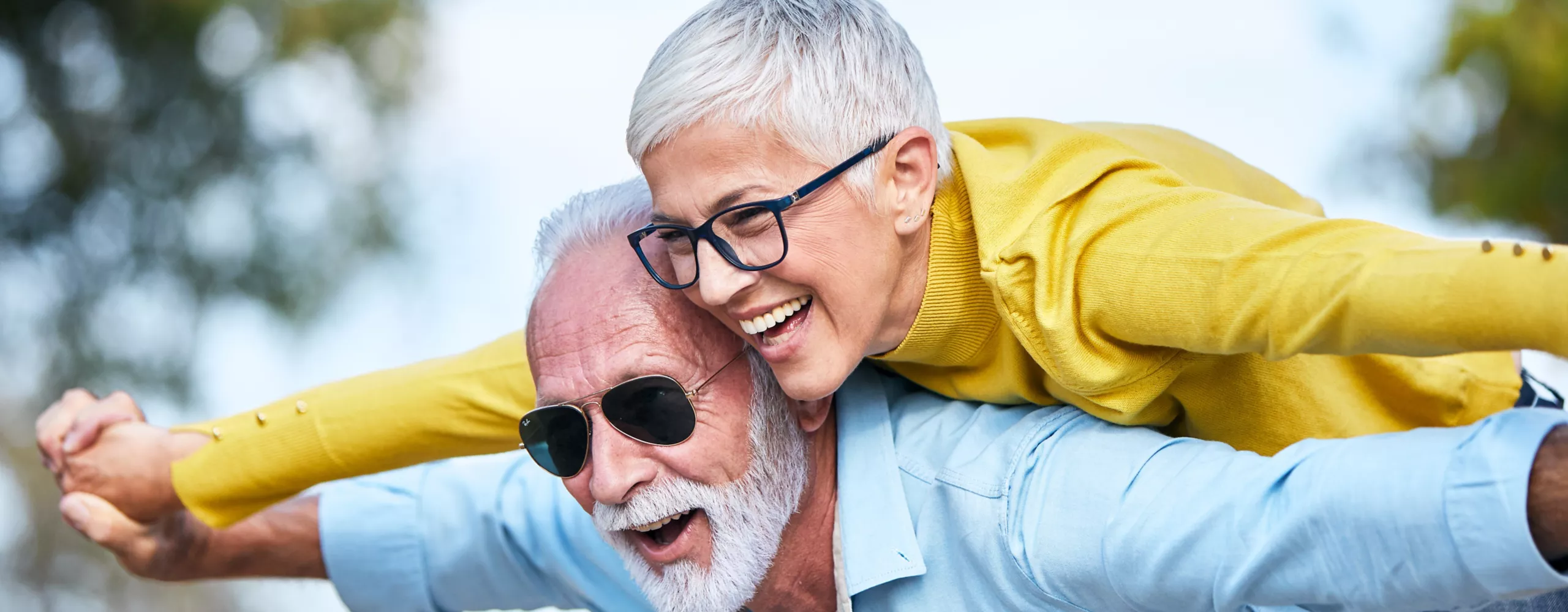 Rentner und Rentnerin lachen gemeinsam