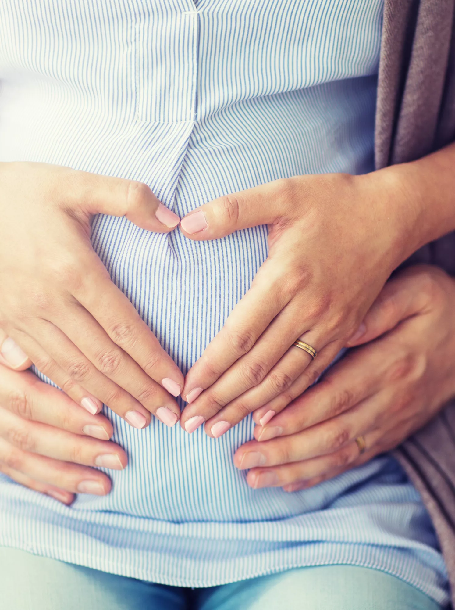 Hände auf einem Babybauch