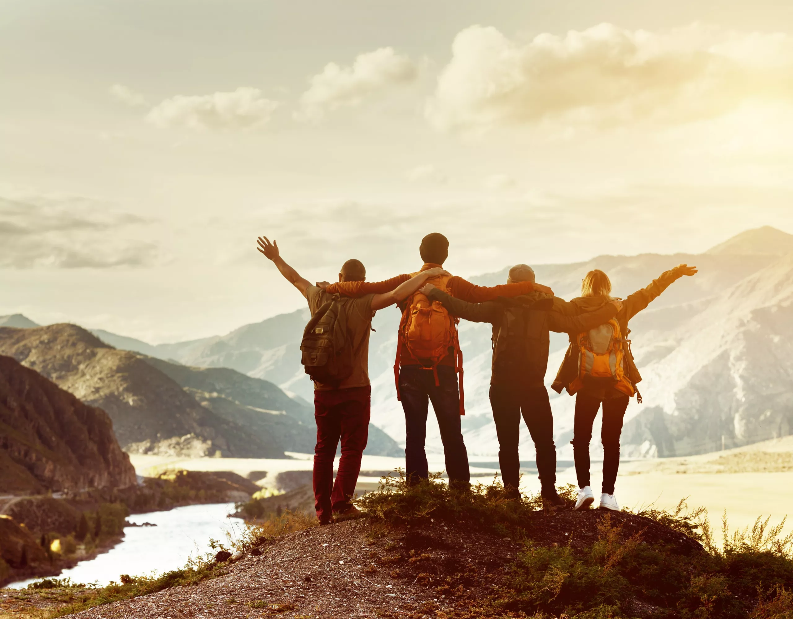 Vier personen stehen auf einem Berg