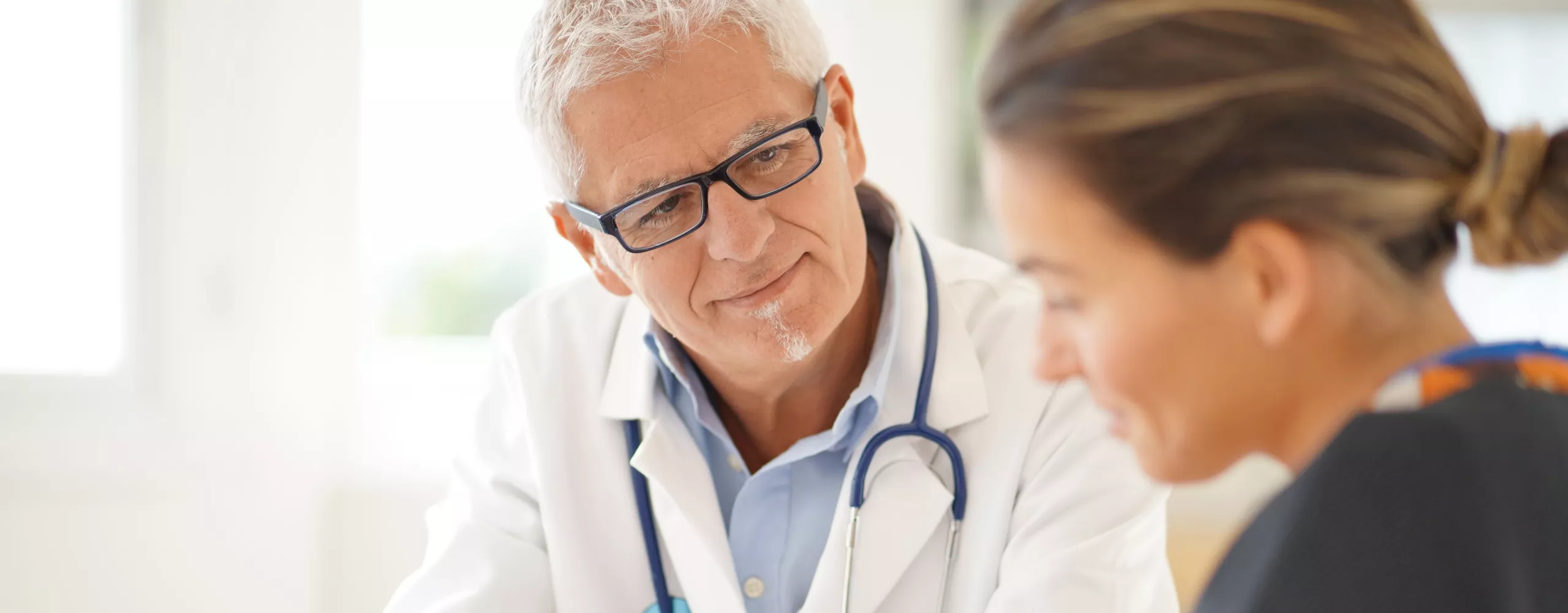 Arzt berät Patientin